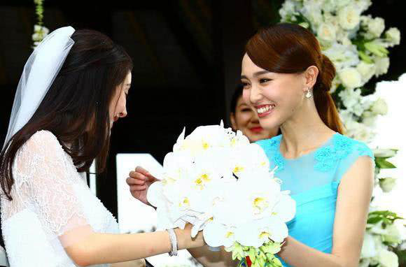 这6位女明星穿伴娘服超美,第一位仙气满满,第二位娇小可人