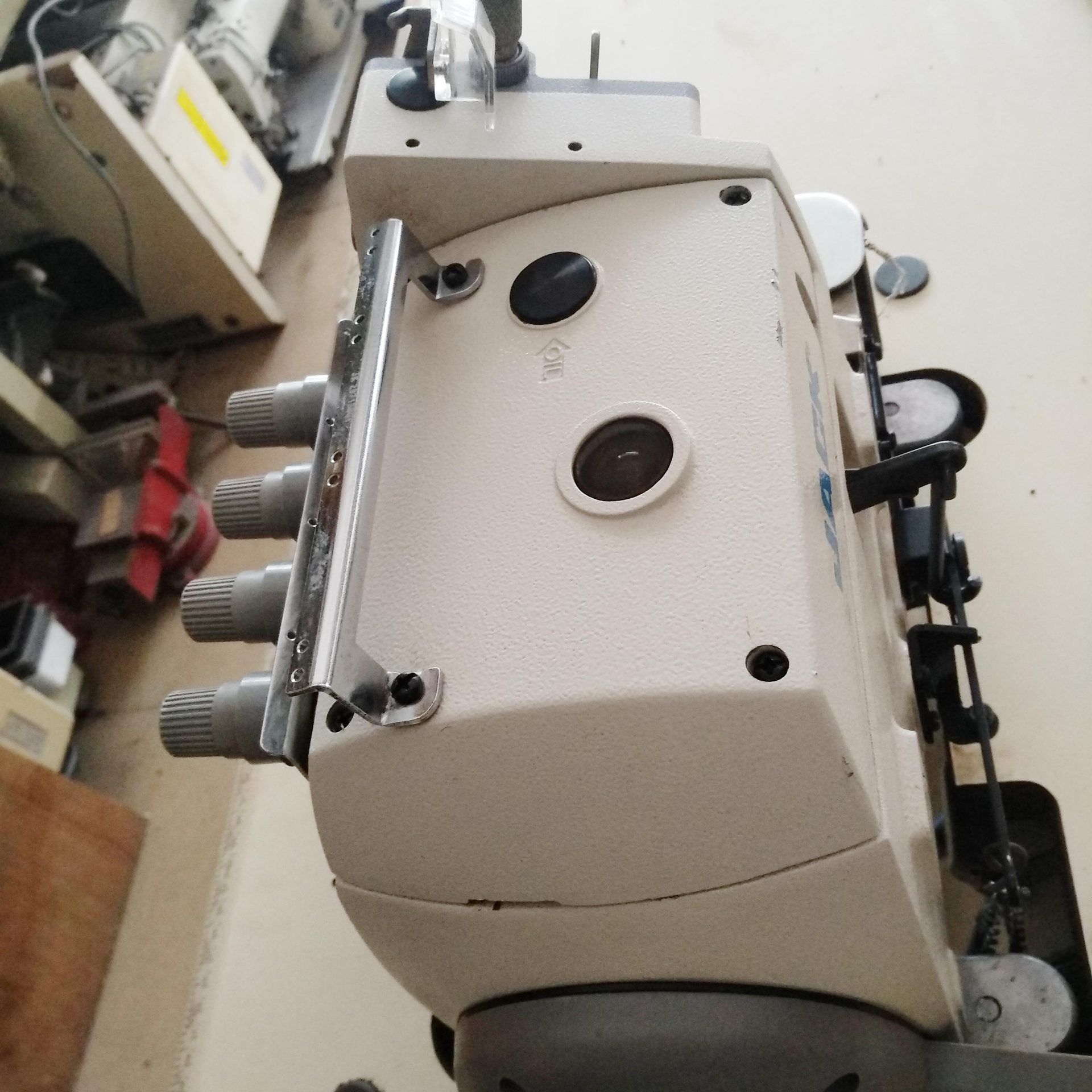 杰克四线锁边机工业服装包边设备玩具打边五线二手直驱电动包缝机