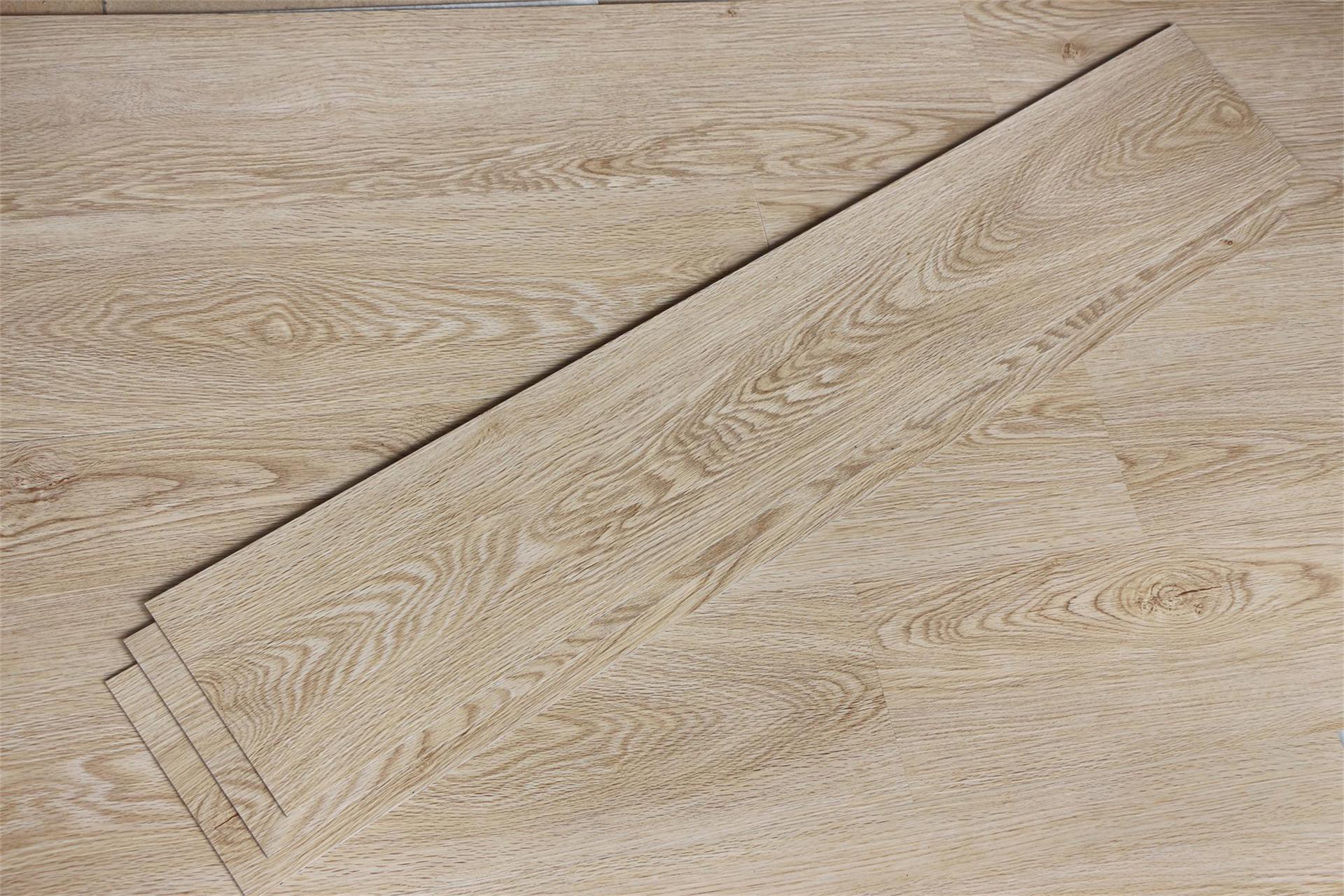 越简单越耐看,松木色地板怎么看都不腻