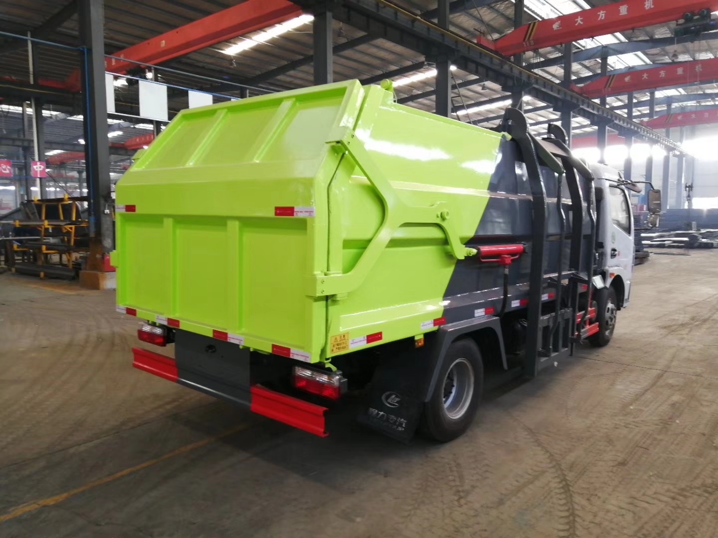 小型挂桶式垃圾清运车柴油垃圾车 蓝牌国六3方环卫翻桶清运垃圾车