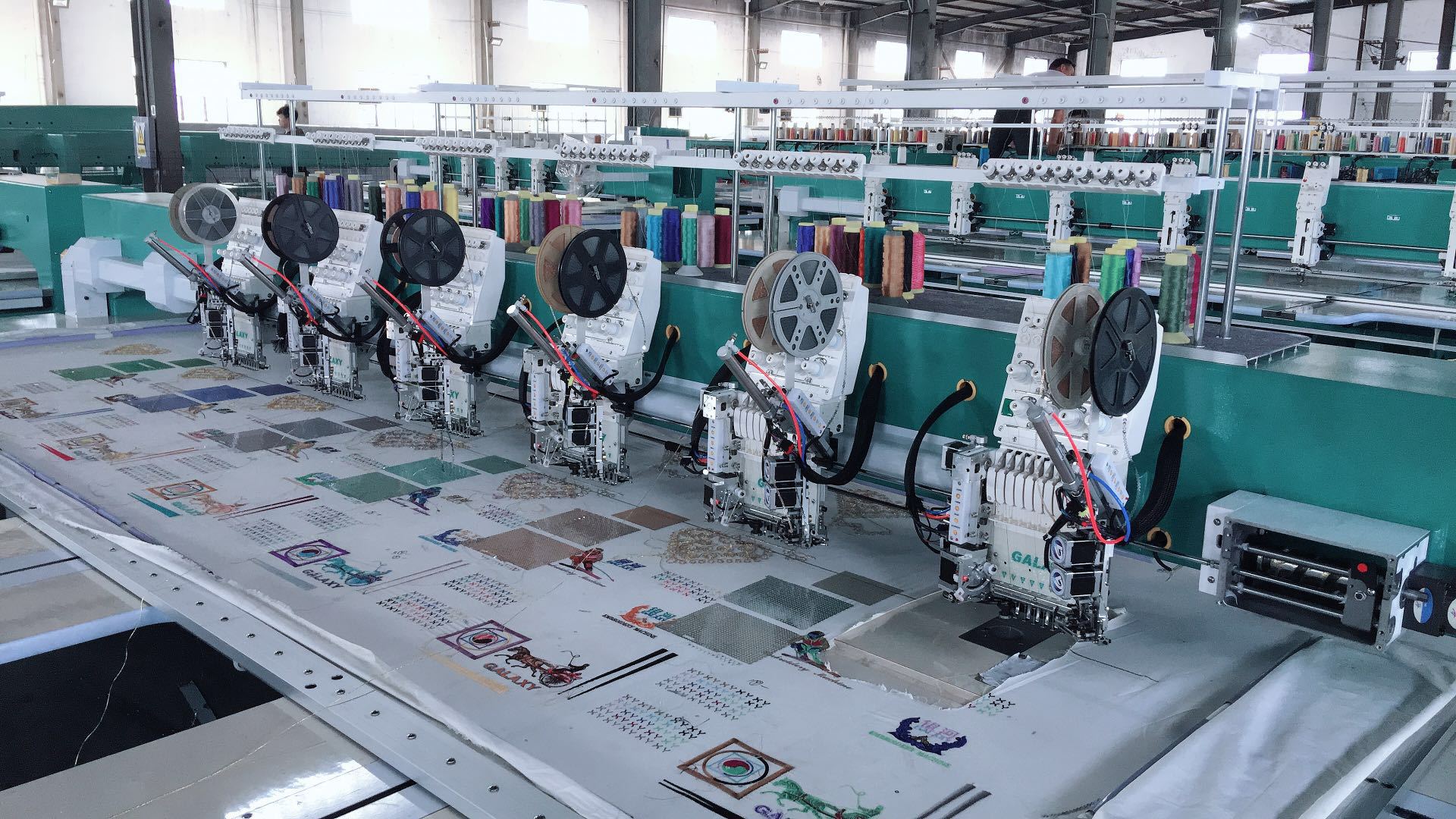 银河机电全自动高速绣花机 多功能服饰4晶片 翻片绣 婚纱刺绣机