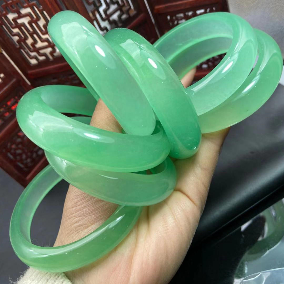 厂家 翡翠色石英岩手镯 淡绿色玉镯男女款玉石批发