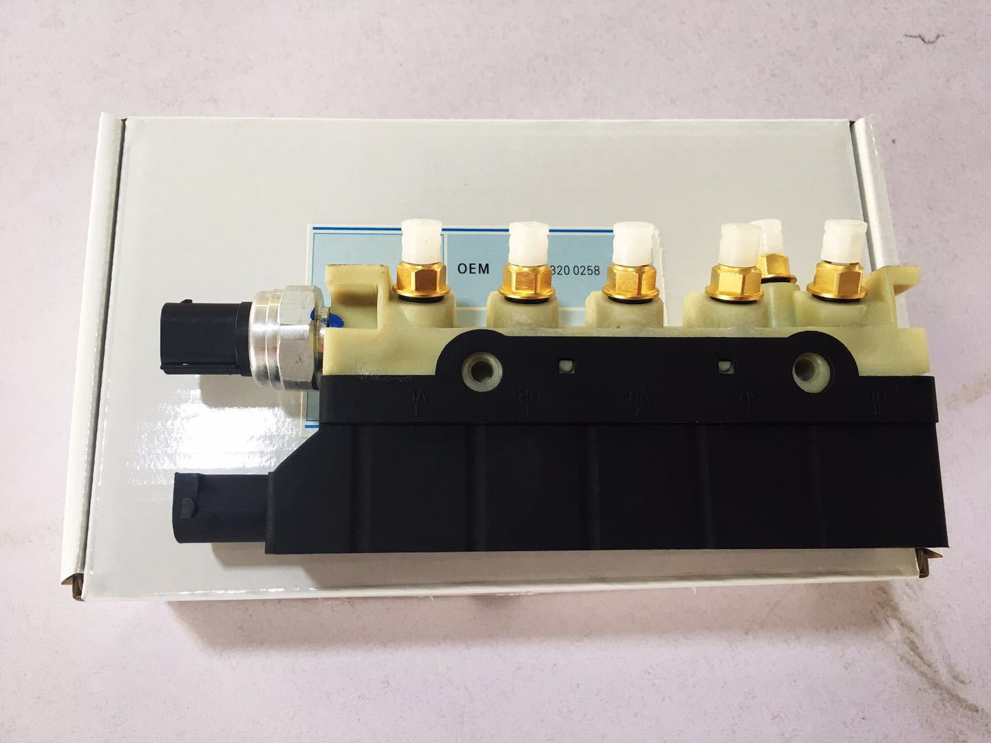 适用于空气减振分配阀奔驰w220 oem:2203200258