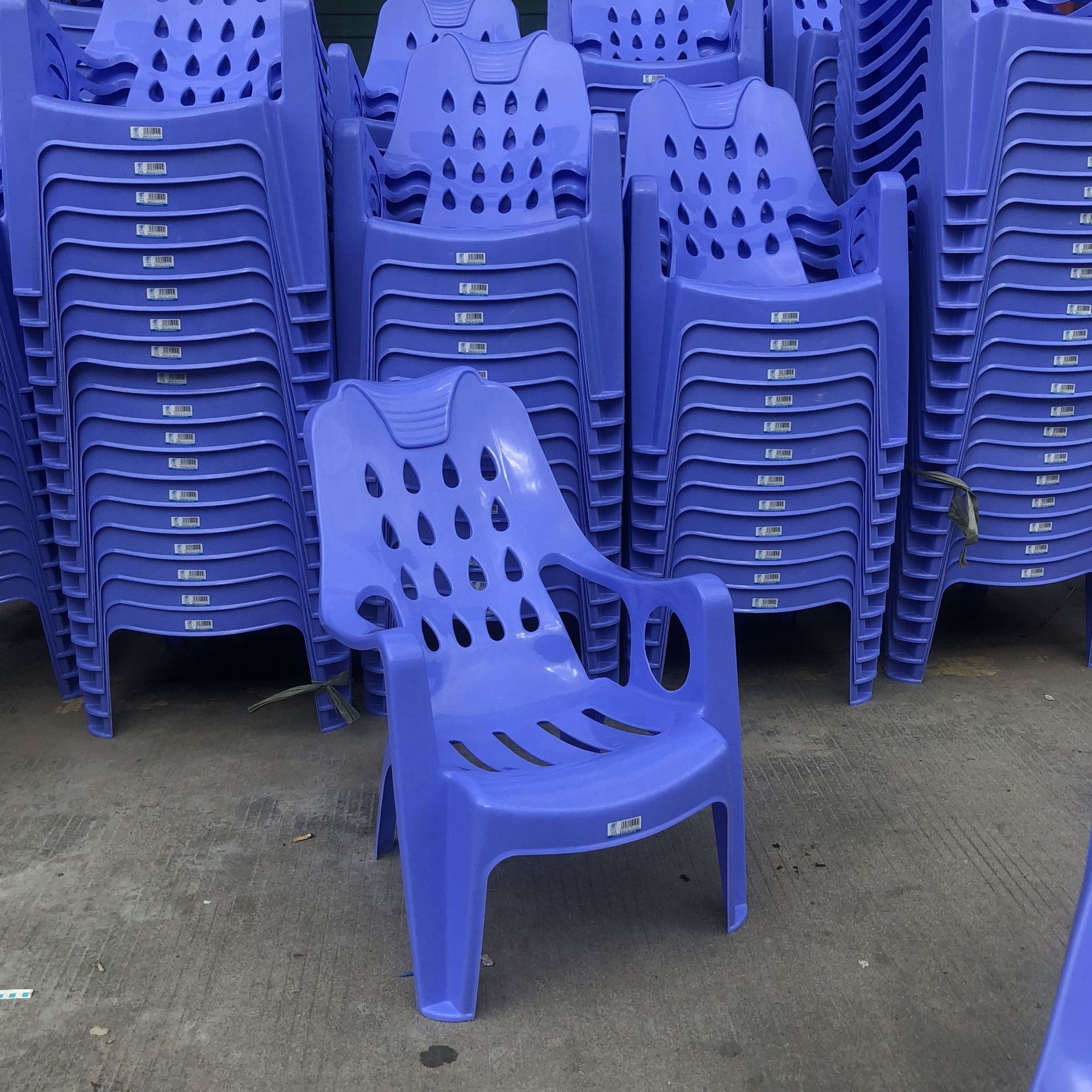 供应户外休闲沙滩靠背椅大扶手塑胶椅度假村可用躺椅靠头沙滩胶椅