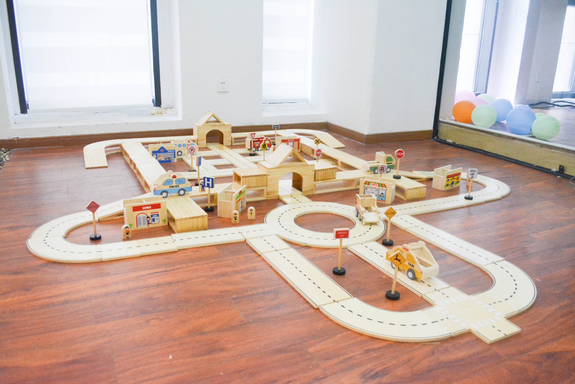 幼儿园建构区角积木玩具 城市主题积木 100片木制实木益智玩具