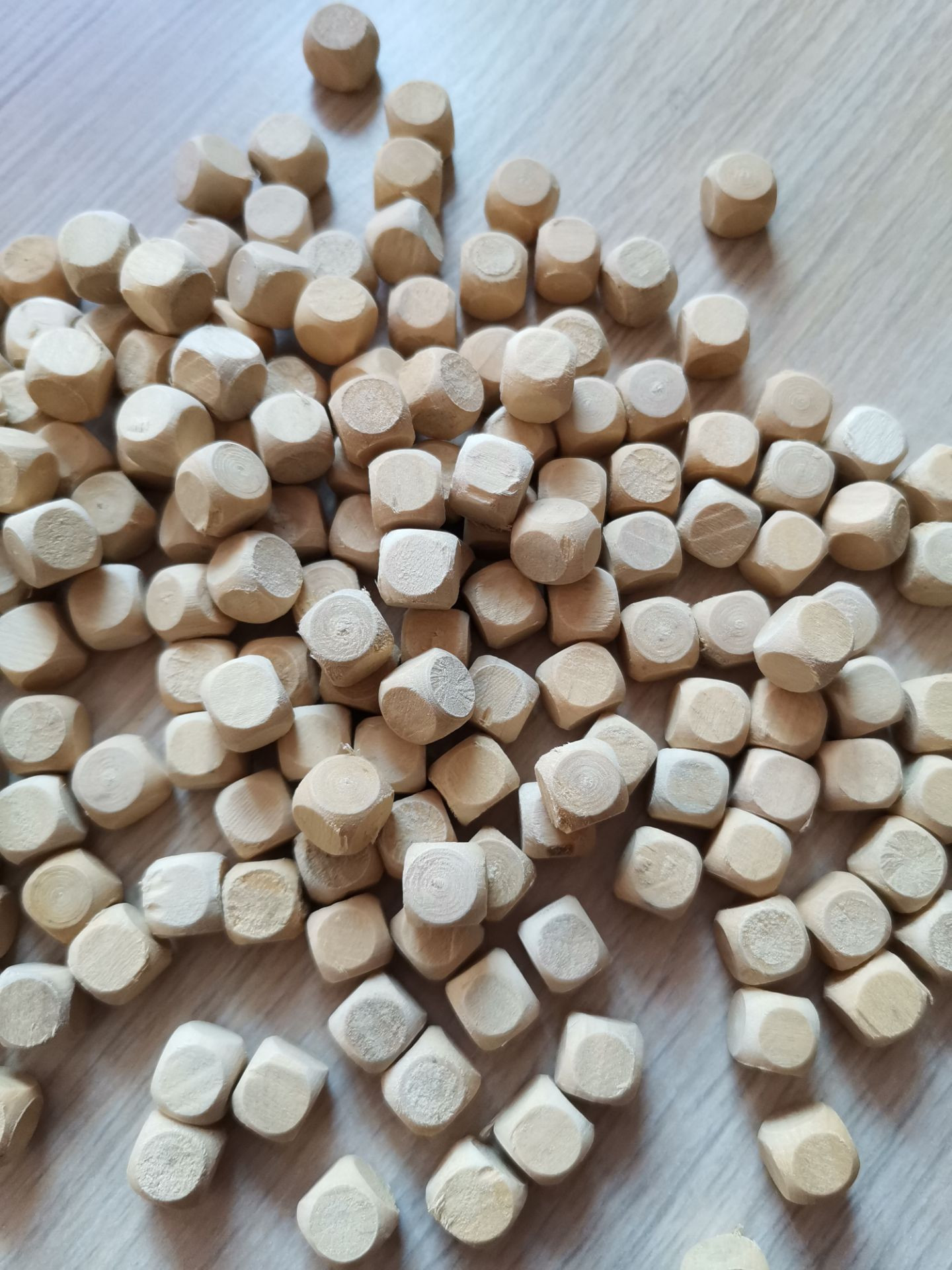 厂家直销儿童游乐场木粒益智小木骰子天然原木色木珠沙子环保木粒