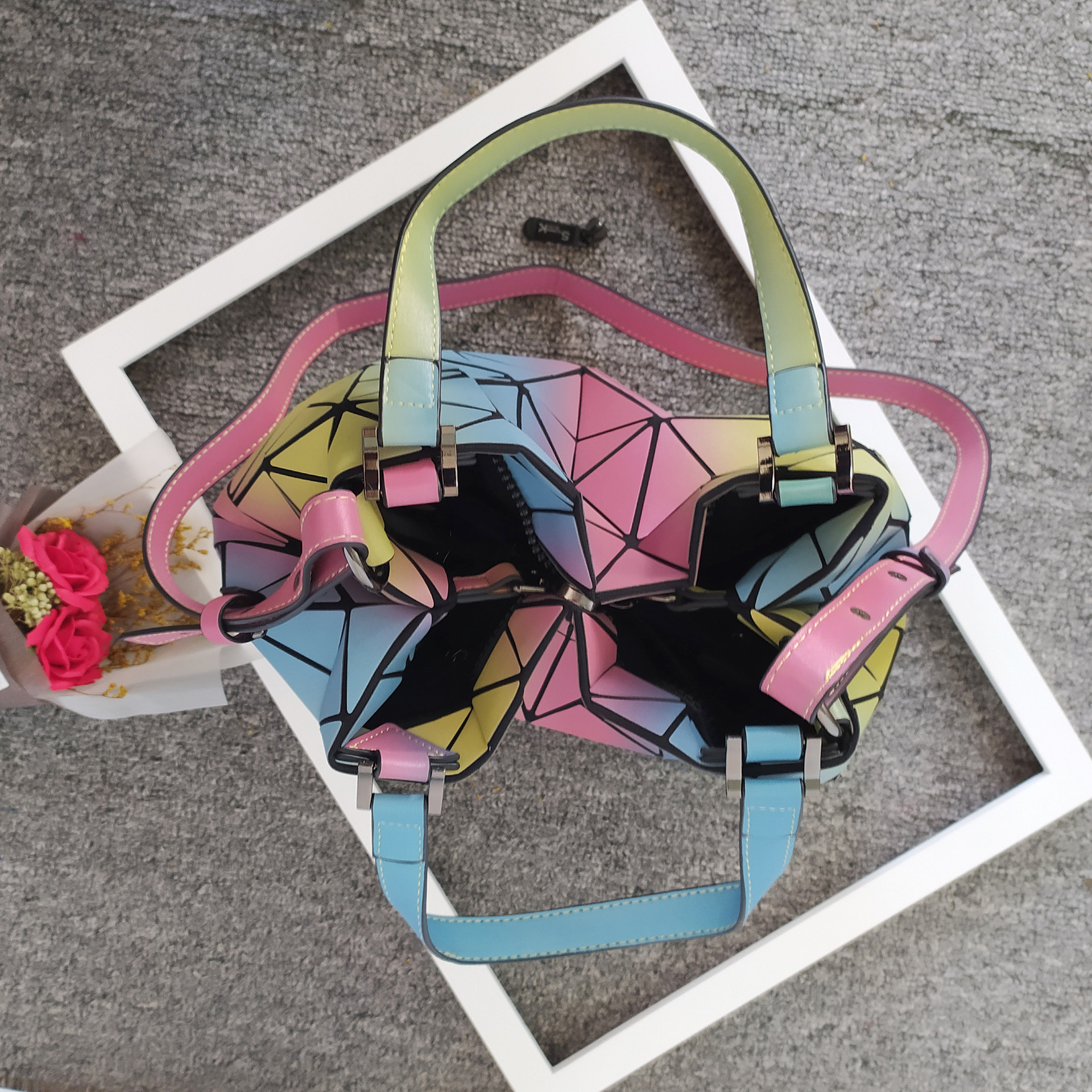 现货批发pu彩虹手提女包几何图案不规则斜跨手拿两用包可印logo