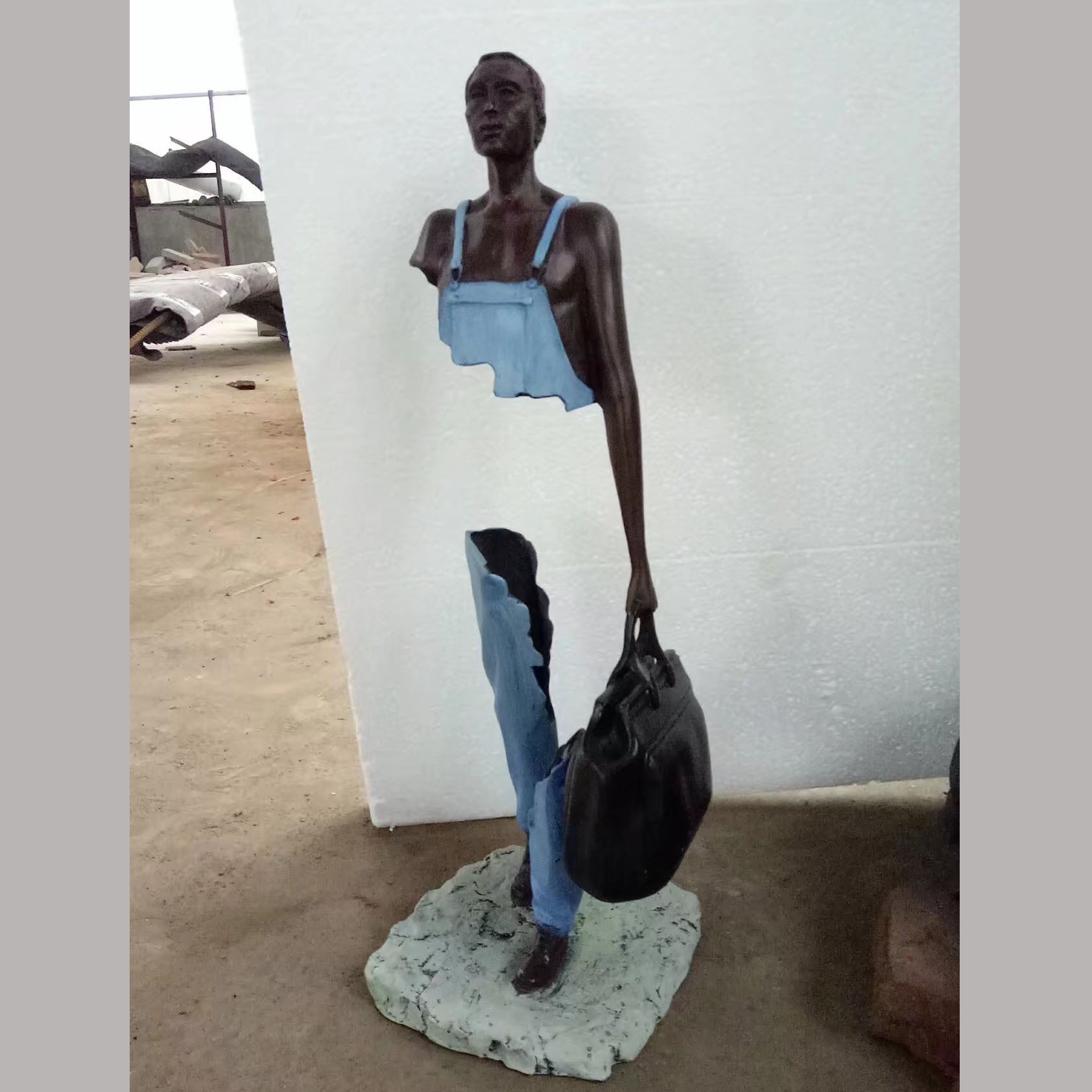 车站码头公园街头旅行者空心人雕塑抽象人物铜雕抽空的人铸铜雕像