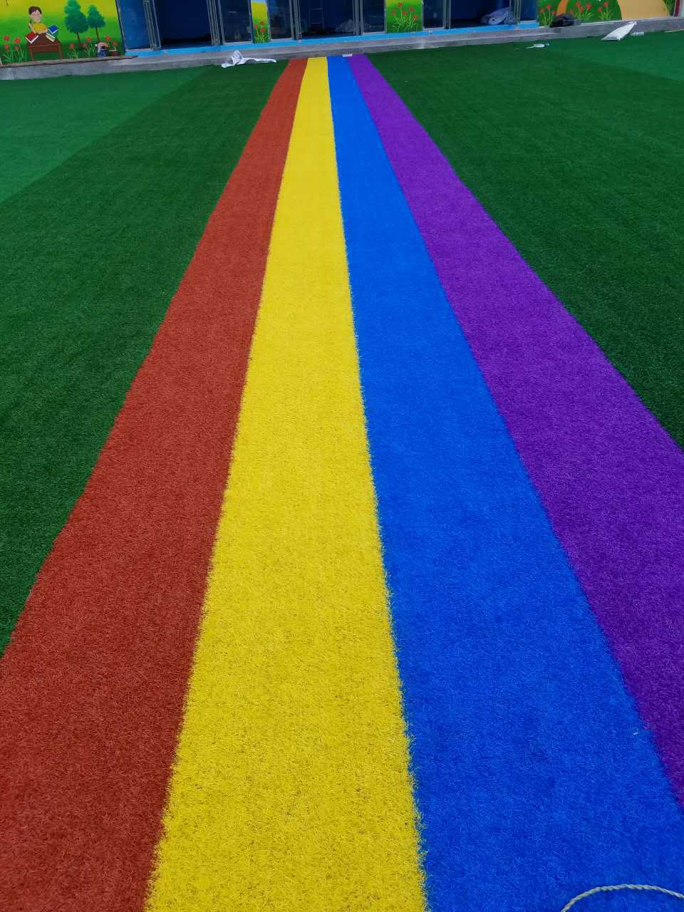 草坪尺寸为宽2米长25米一件50平米 彩虹跑道尺寸为2米宽长25米四个