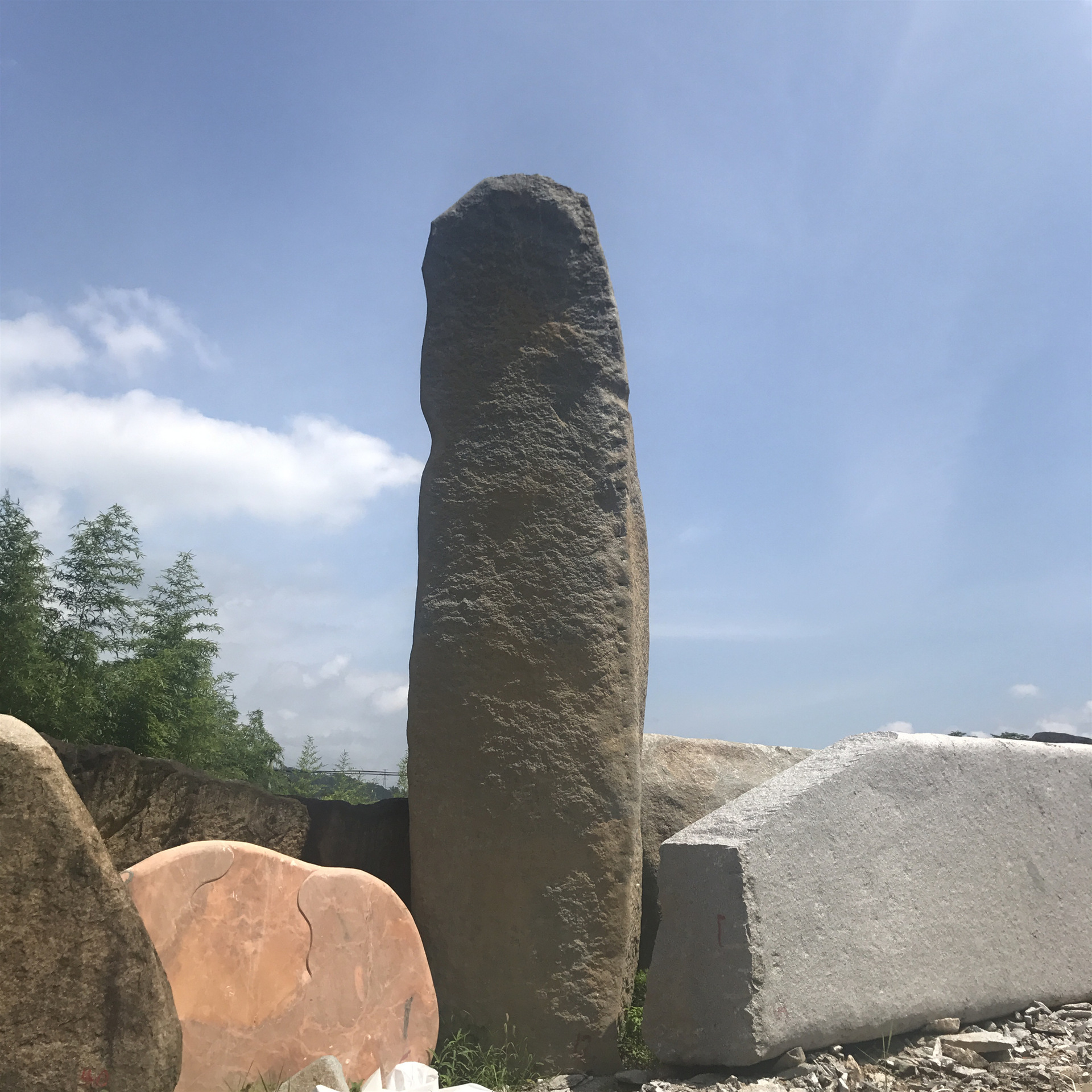 石头具体价格咨询李先生 电话:18042318891本店所有石头不承担运费