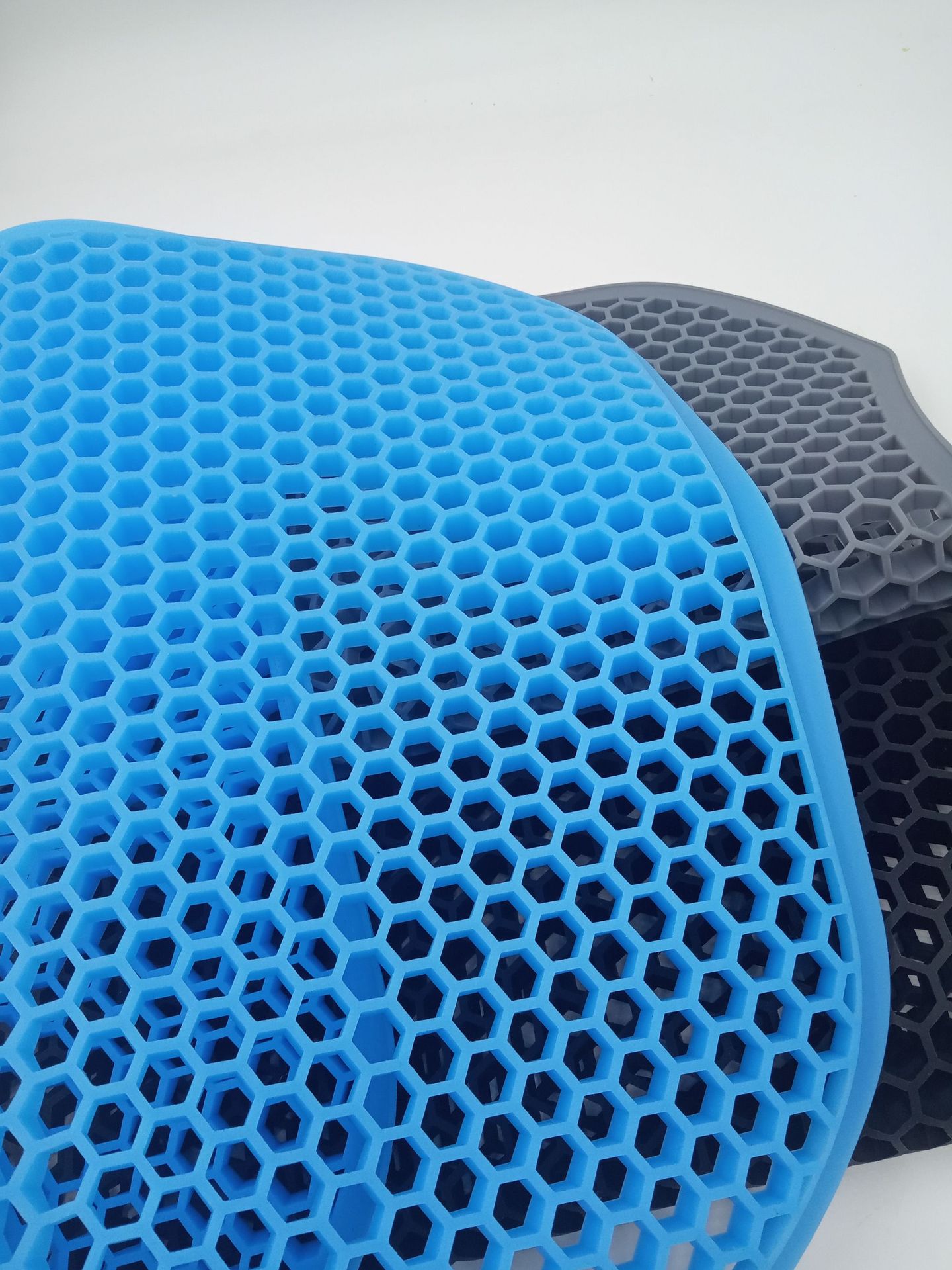 硅胶汽车坐垫 隔热透气坐垫 四季通用按摩垫 汽车用品通用坐垫