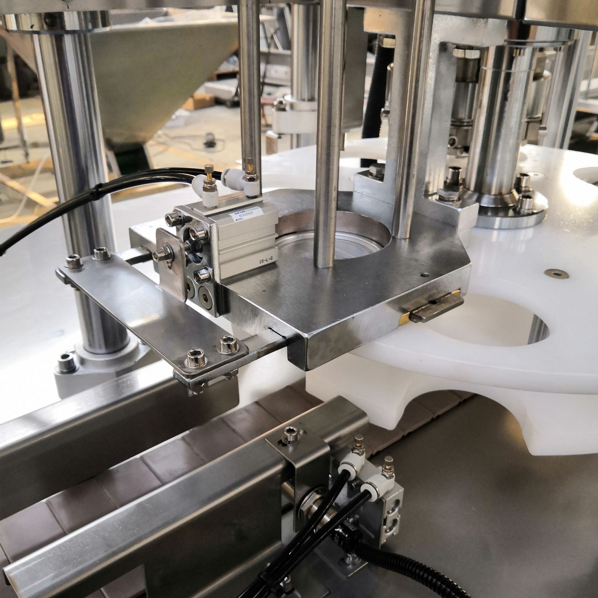 全自动易拉罐封口机 易拉罐啤酒封口机 罐装食品封罐机