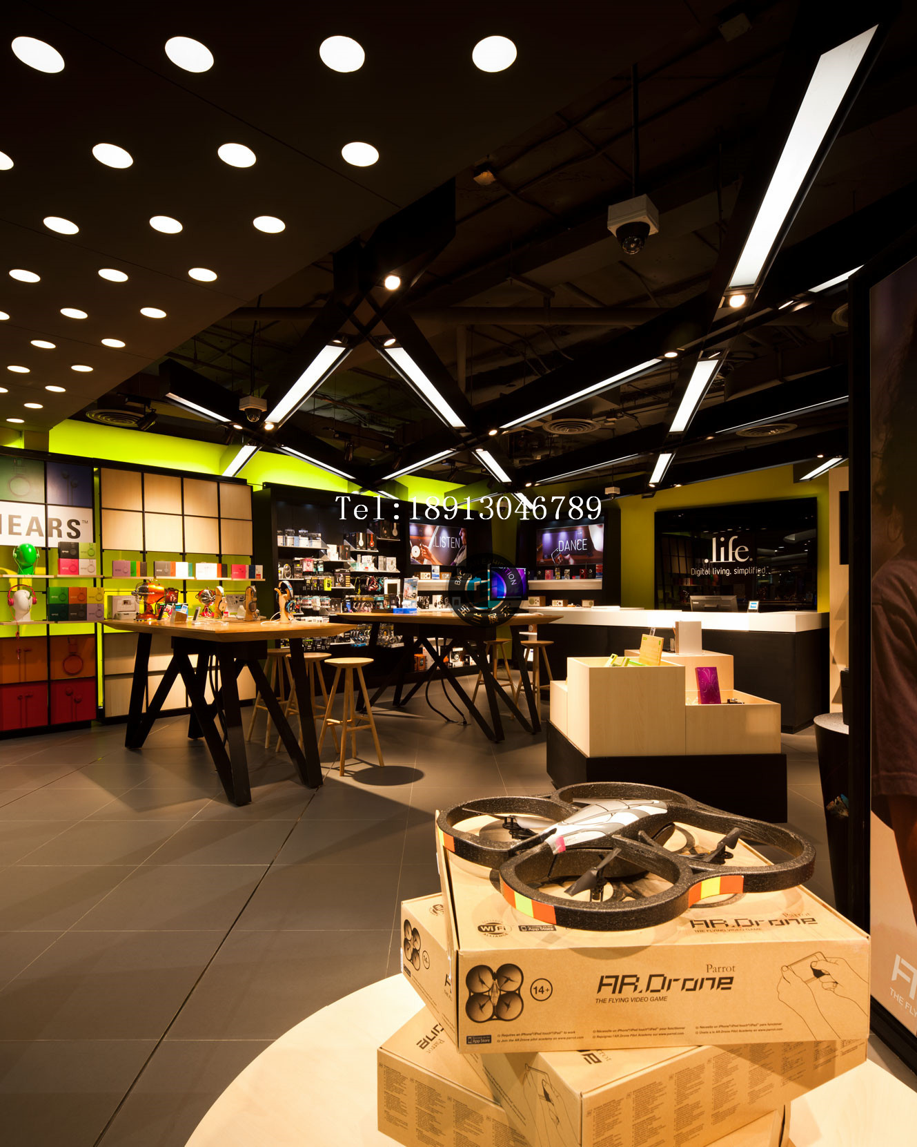 新款潮流数码店铺设计 样式新颖设计清新 人工智能机器人展柜定制