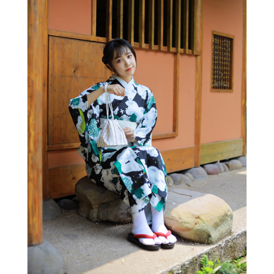 1 和服  2 内衬和服 3 腰带太鼓结 4绑带 5腰穗 6木屐 7袜子 8 手袋 9