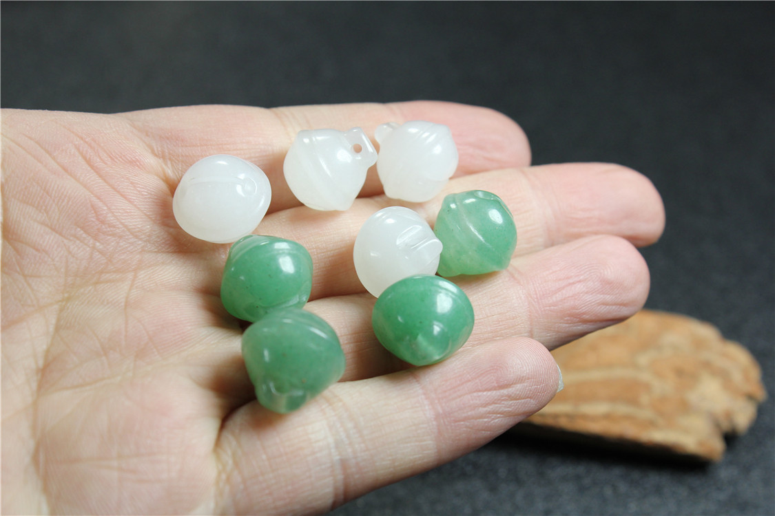 材质:东陵玉 白玉 用途:diy配饰 规格:13*14mm 产品名称:铃铛