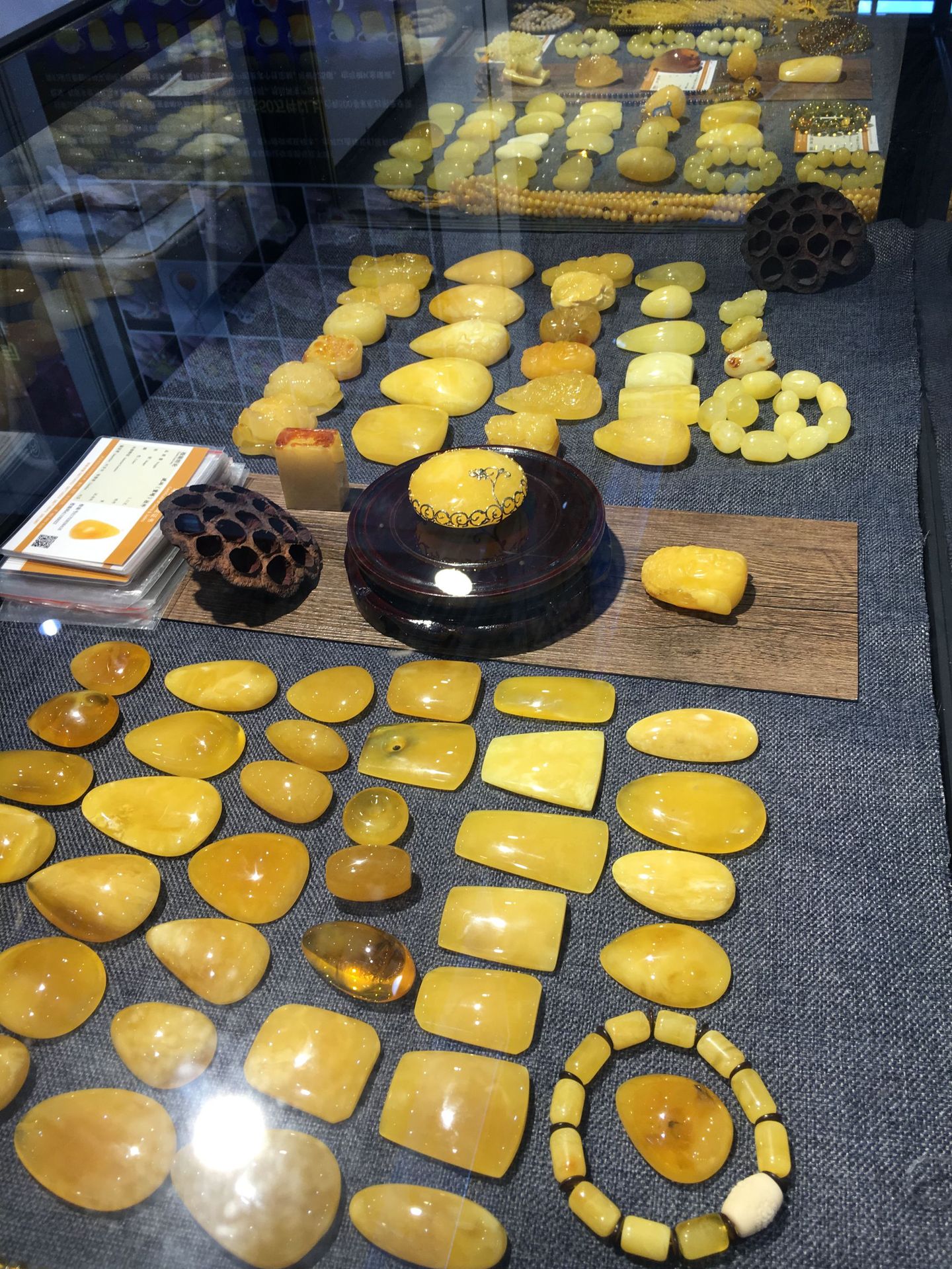 深圳松岗琥珀天然原矿鸡油黄满蜜白花蜜蜜蜡圆珠手串批发12-14mm