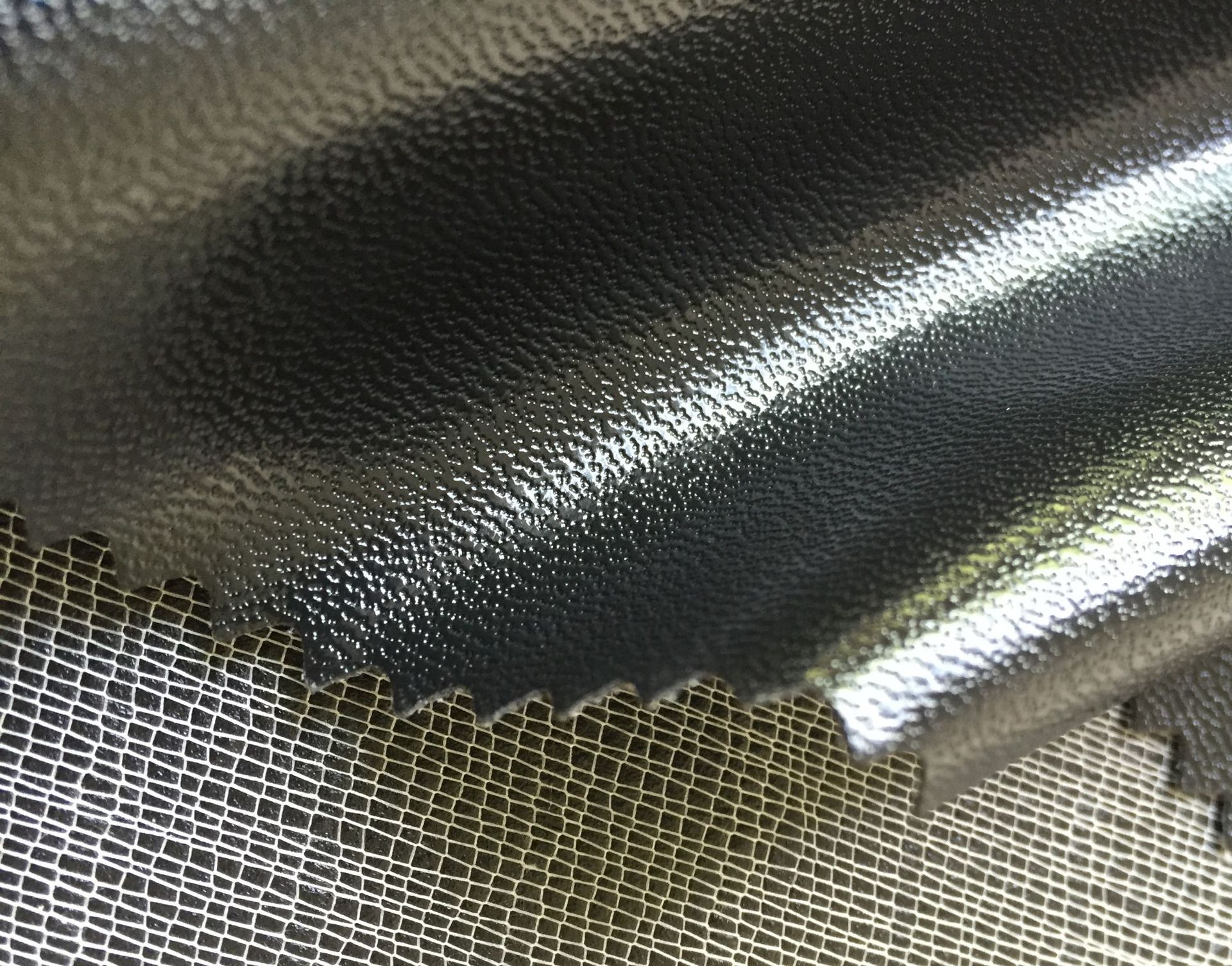 宝瑾厂家批发羊皮纹粒子纹凹凸光滑鞋里革防火条pvc人造皮革面料