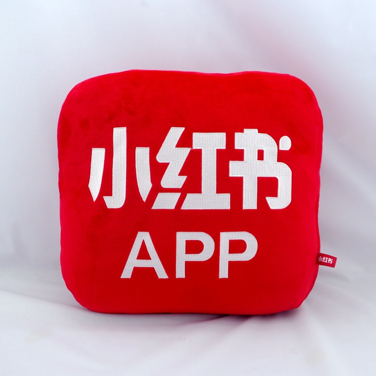 小红书app毛绒抱枕深圳厂家定制 方形刺绣logo靠垫 促销礼品定做
