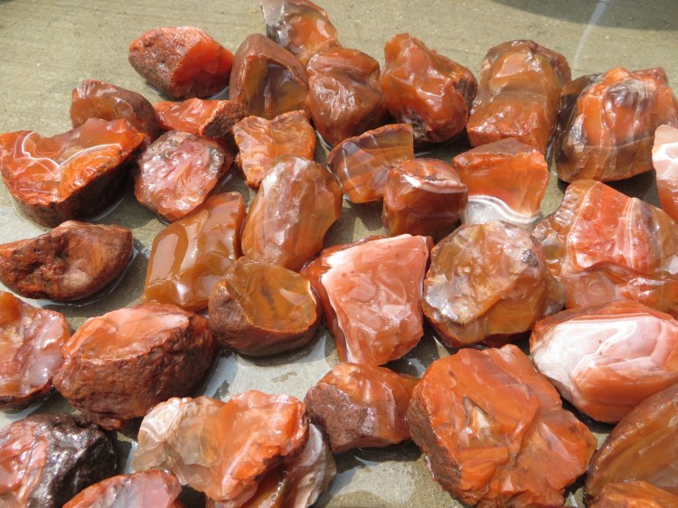 安居促销原矿玛瑙四川南红凉山原石碎石柿子红原石现货