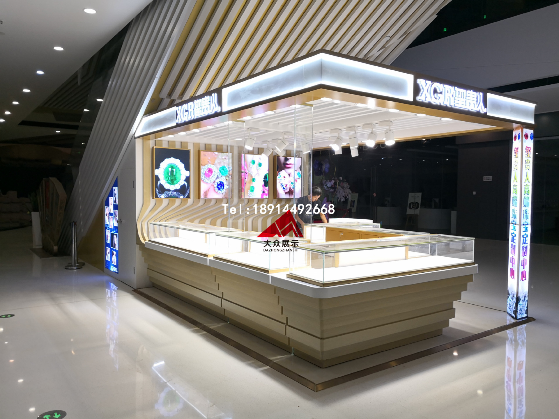 商场万达茂珠宝店设计 翡翠珠宝首饰展示柜 异形中岛柜精品玻璃柜