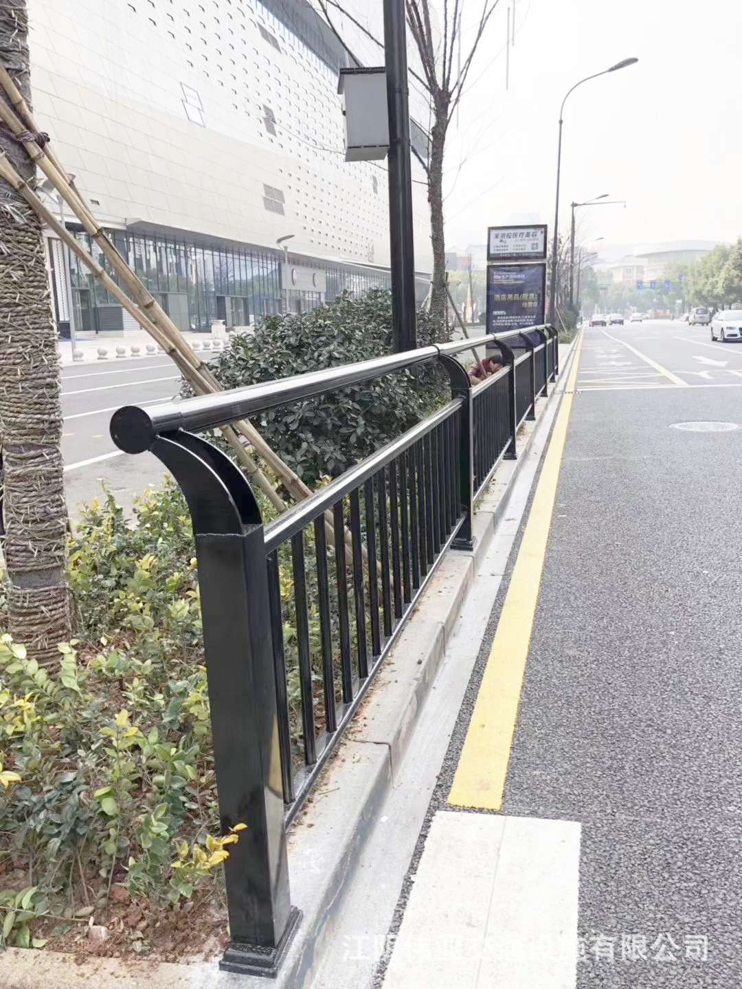 护栏厂家定制市政道路护栏人行道隔离栏扶手栏杆锌钢边沿街道围栏