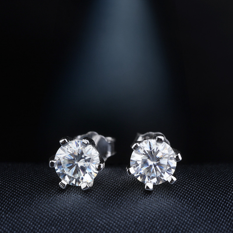 时尚莫桑石耳钉送女友礼物通勤耳饰925纯银镶嵌50分莫桑钻耳环