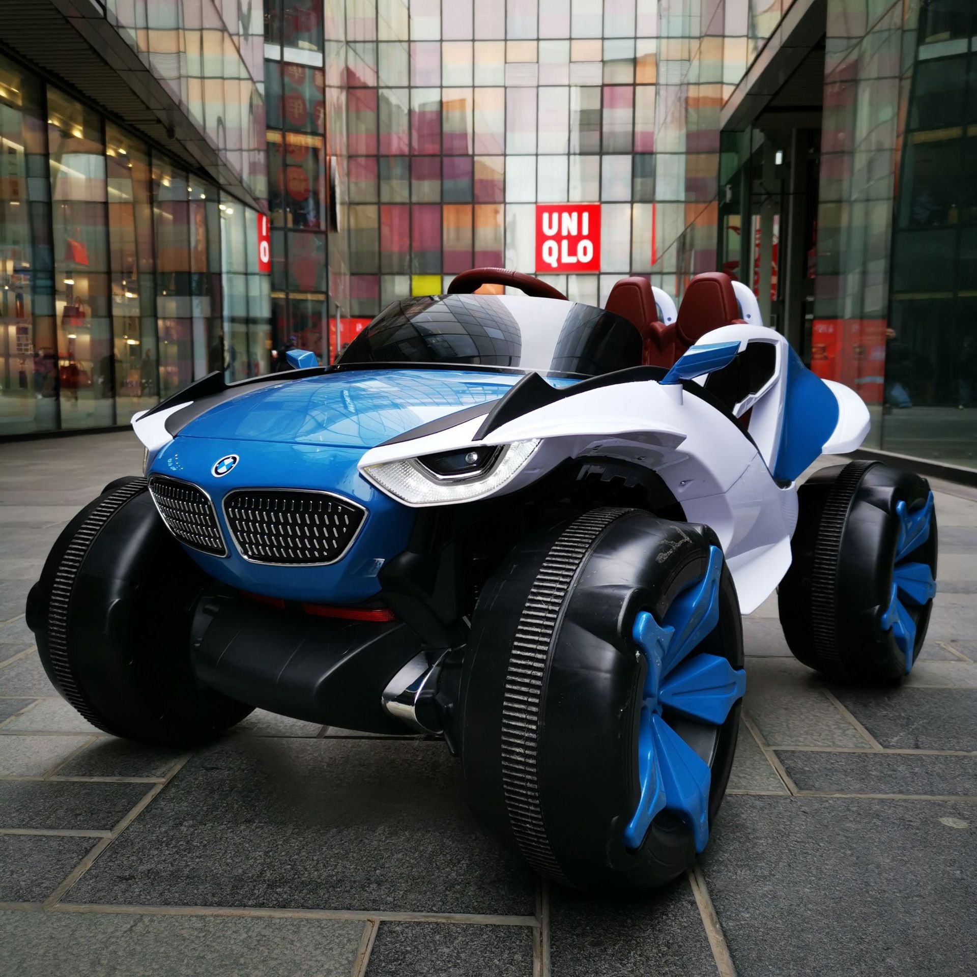 佑乐比超大号儿童电动车遥控四轮摇摆汽车可坐人男女小孩宝宝童车