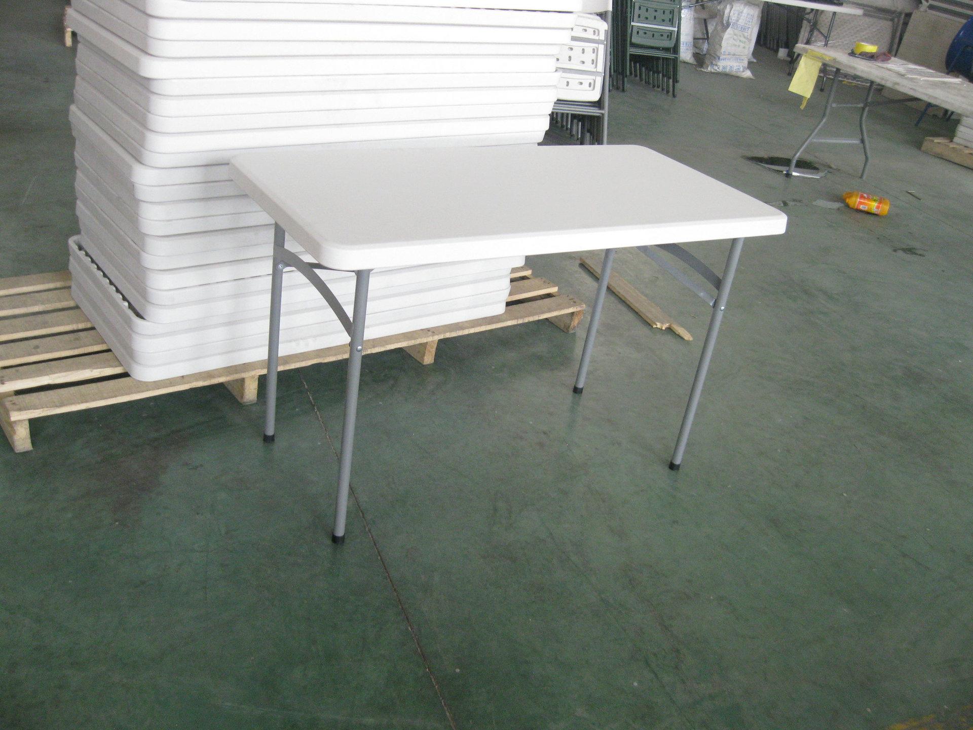 122*60*74cm户外塑料桌 空心桌面塑料折叠桌 hdpe吹塑家具