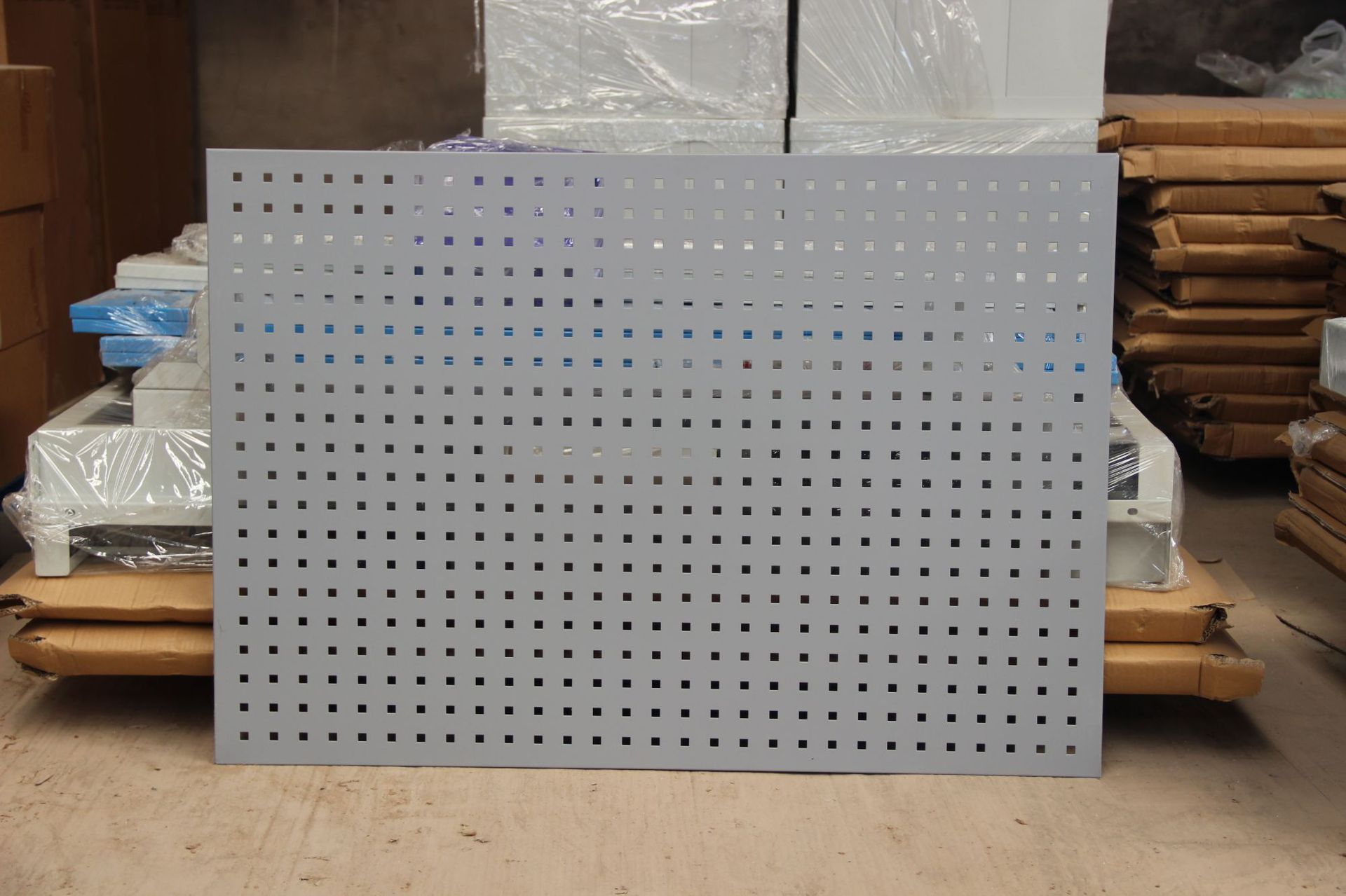 厂家直销洞洞板方孔挂板五金工具挂板多功能挂板金属板网加厚