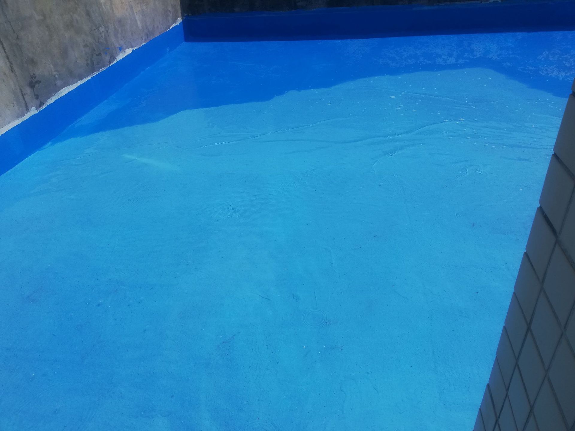 蓝色柔软弹性涂料天冬氨聚脲透明防水家装彩色聚合物橡胶防水涂料