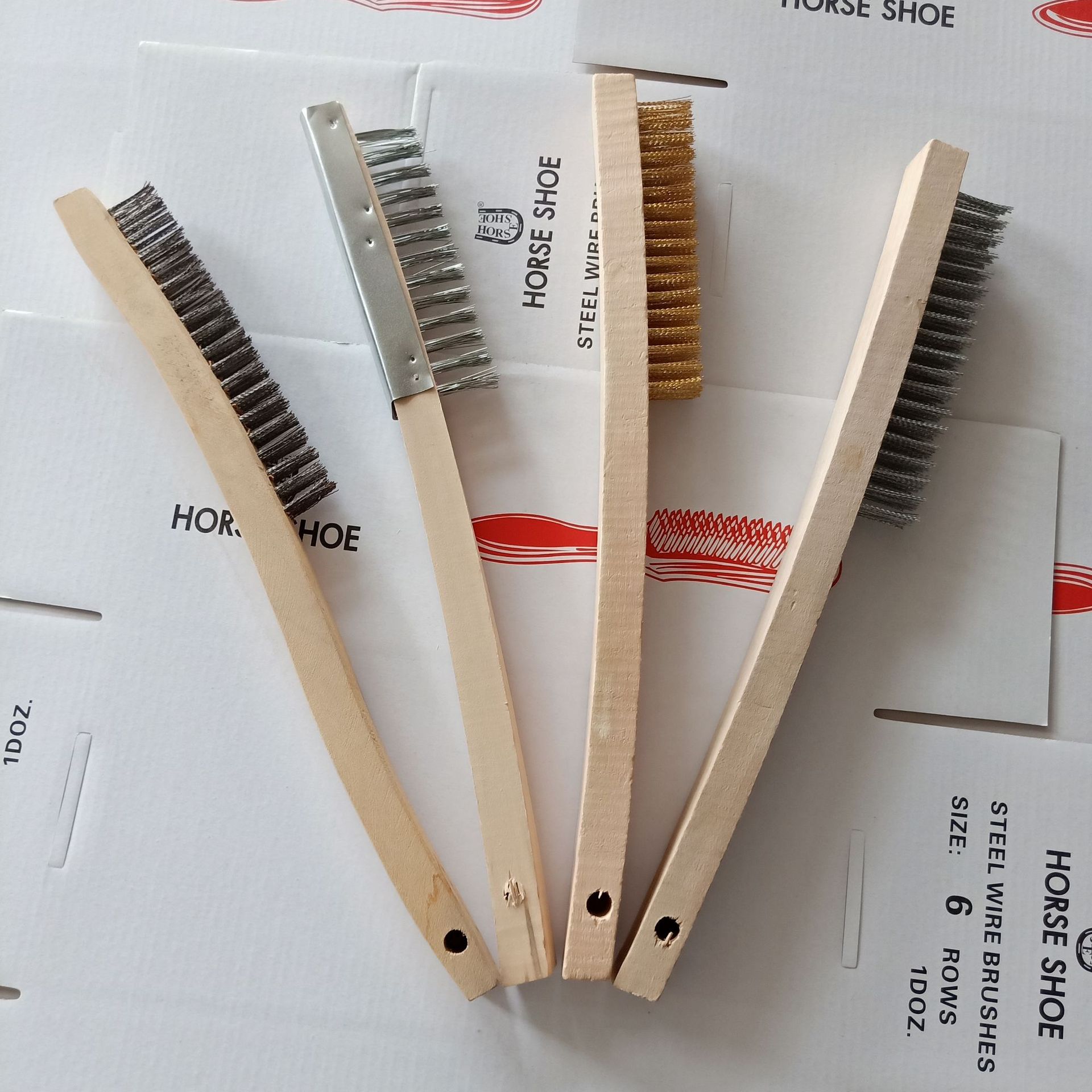 厂家销售钢丝刷 长条钢丝刷除锈不锈钢工业刷 外贸长条木柄钢丝刷