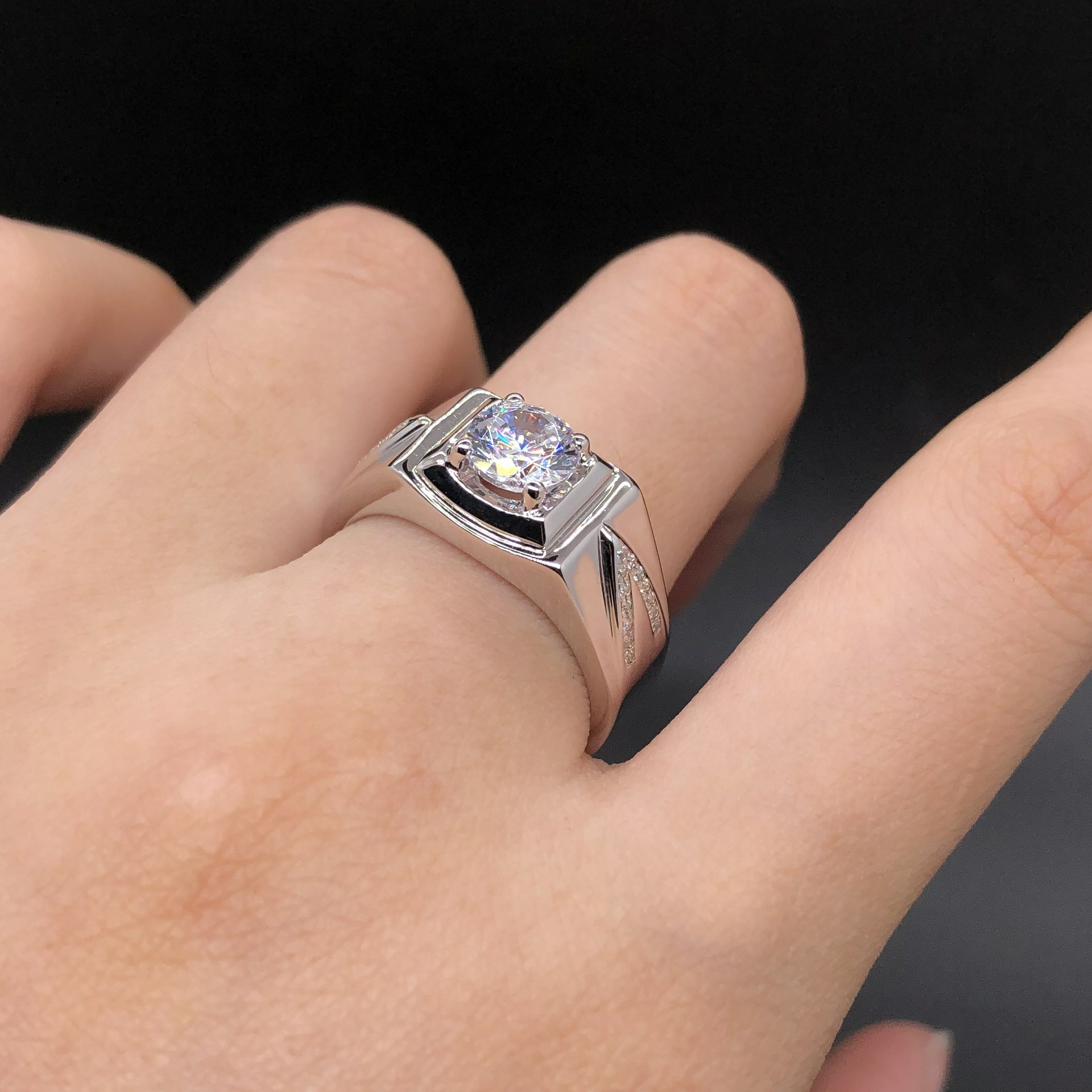 一件代发 时尚 简约男款1克拉仿真钻 莫桑钻戒 v镶男款戒指定制