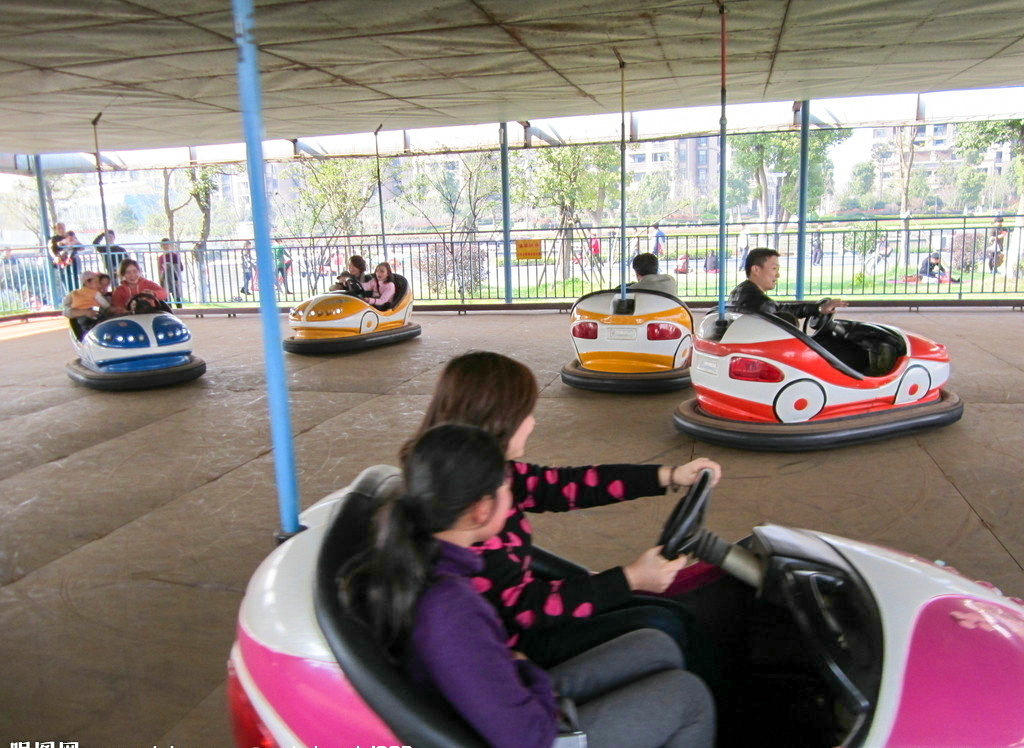 广场电瓶碰碰车的场地要求有哪些?