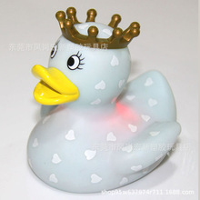 婴儿童可爱浴室戏玩水LED电子闪灯大小黄鸭子搪胶PVC漂浮玩具皇冠