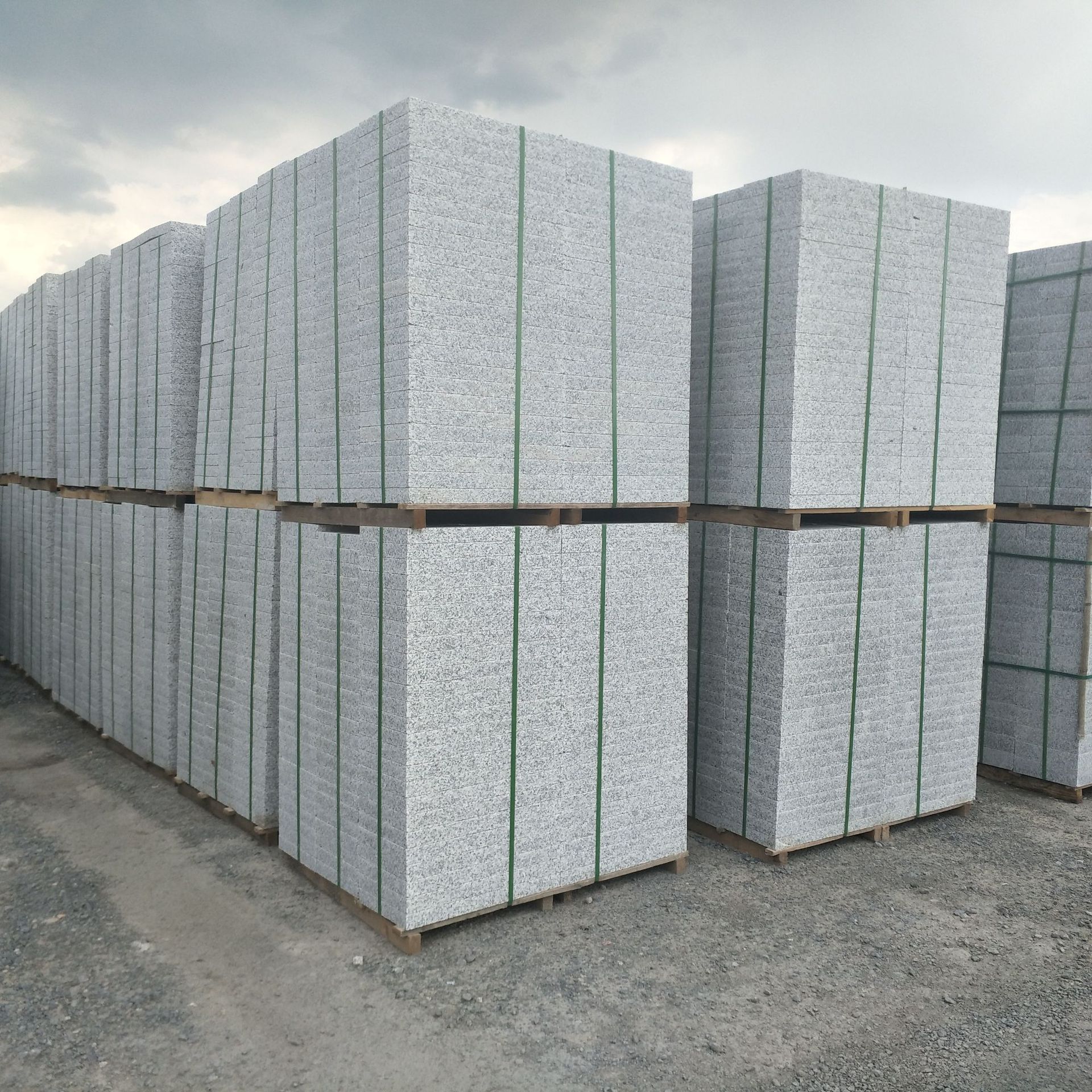 批发吉林白花岗岩火烧面荔枝面花岗岩地砖地铺石料市政广场用