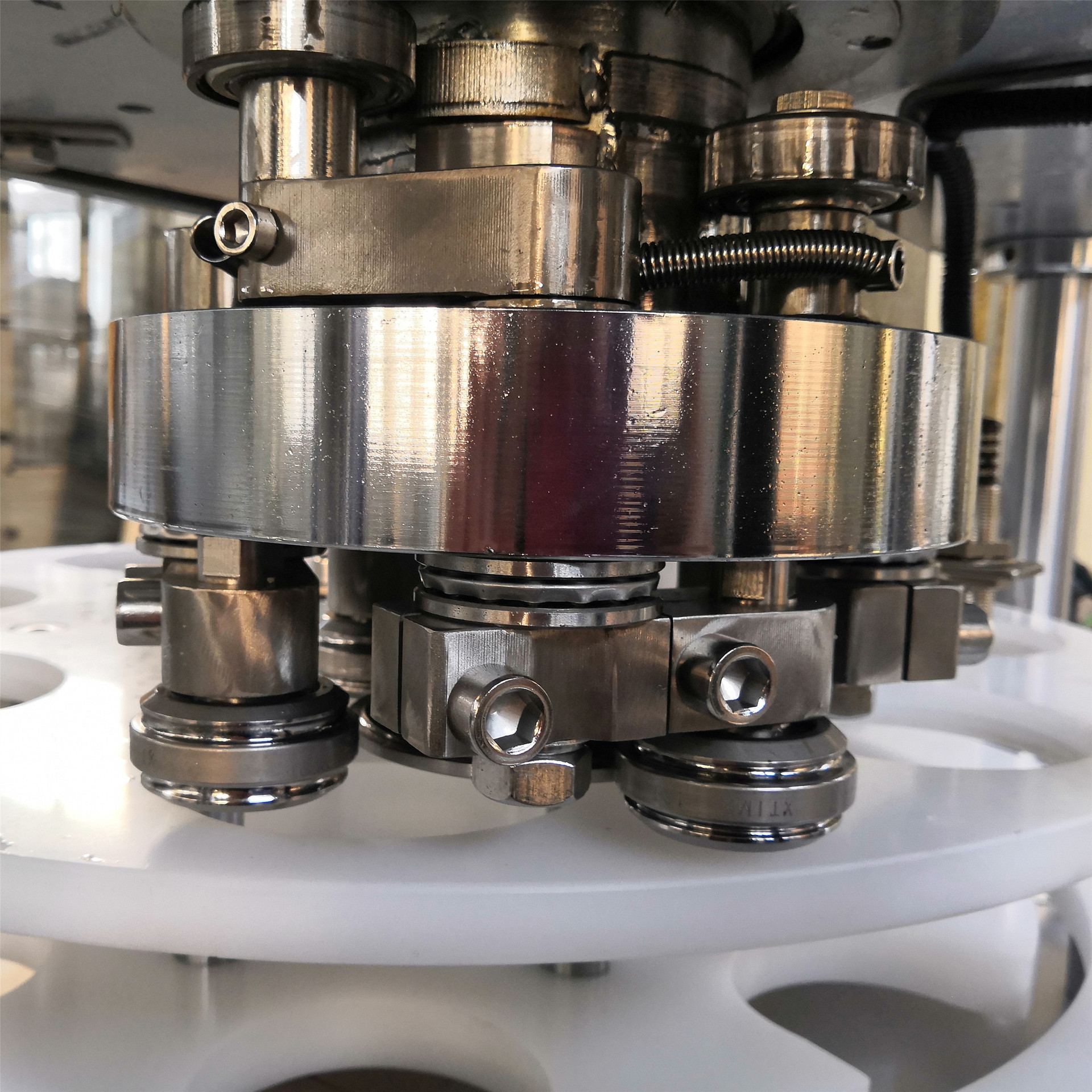 封口性能佳;3,生产能力高,自动化程度高,适合作为封罐生产线的设备;2