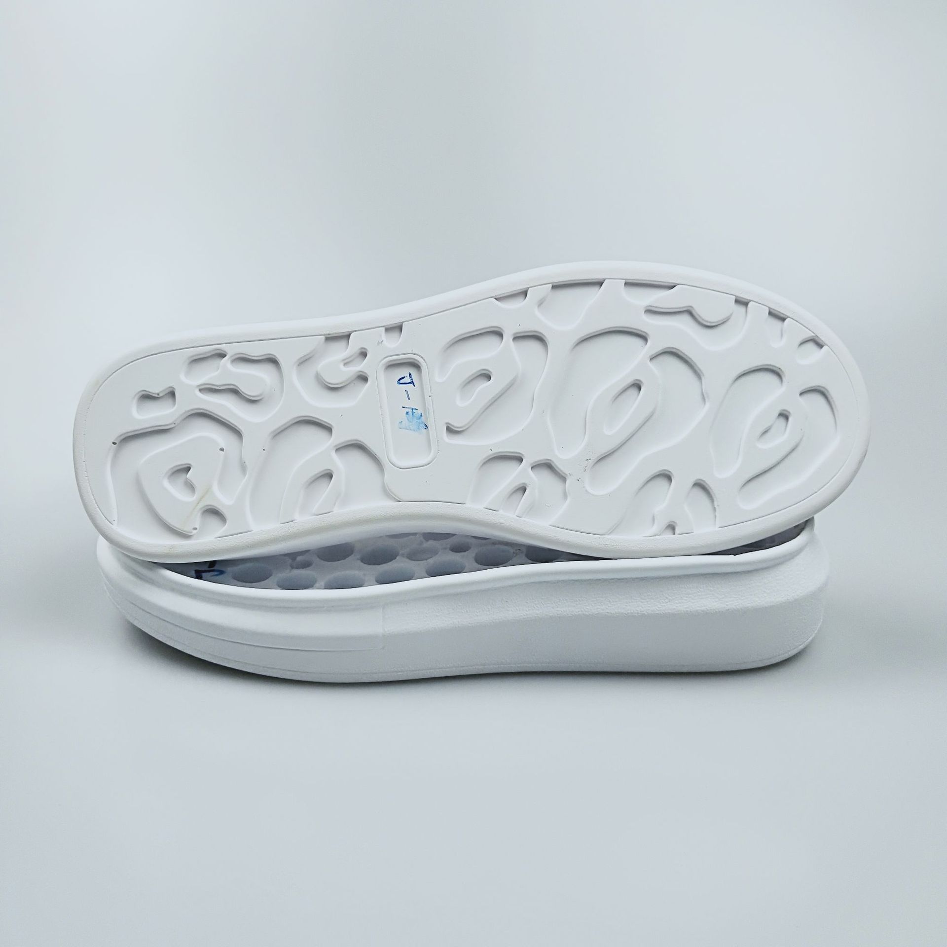 厂家直销麦昆小白鞋鞋底 休闲板鞋底 pu聚氨酯发泡鞋底 男女款