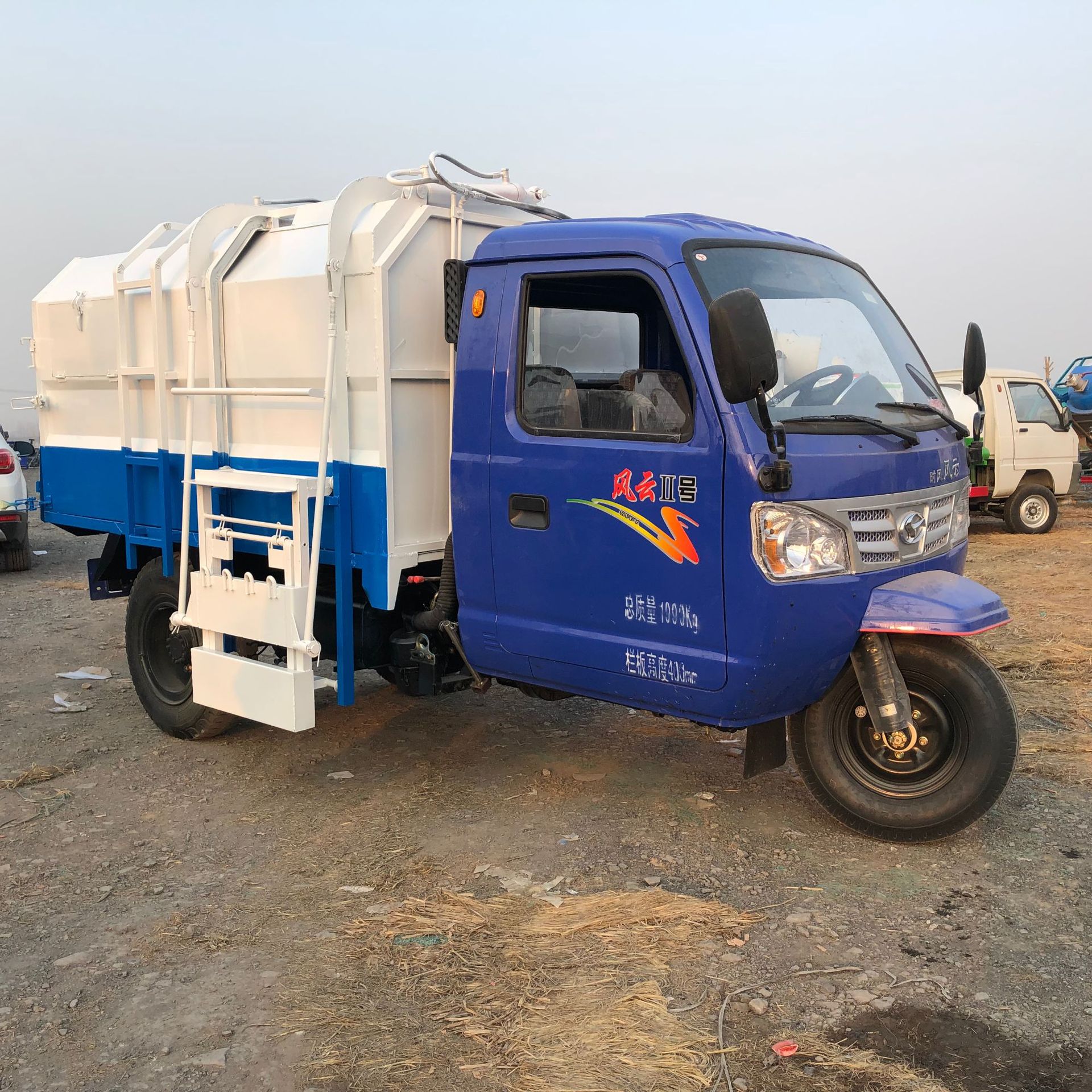 自卸式柴油三轮挂桶垃圾车5方时风五征城市街道垃圾转运车