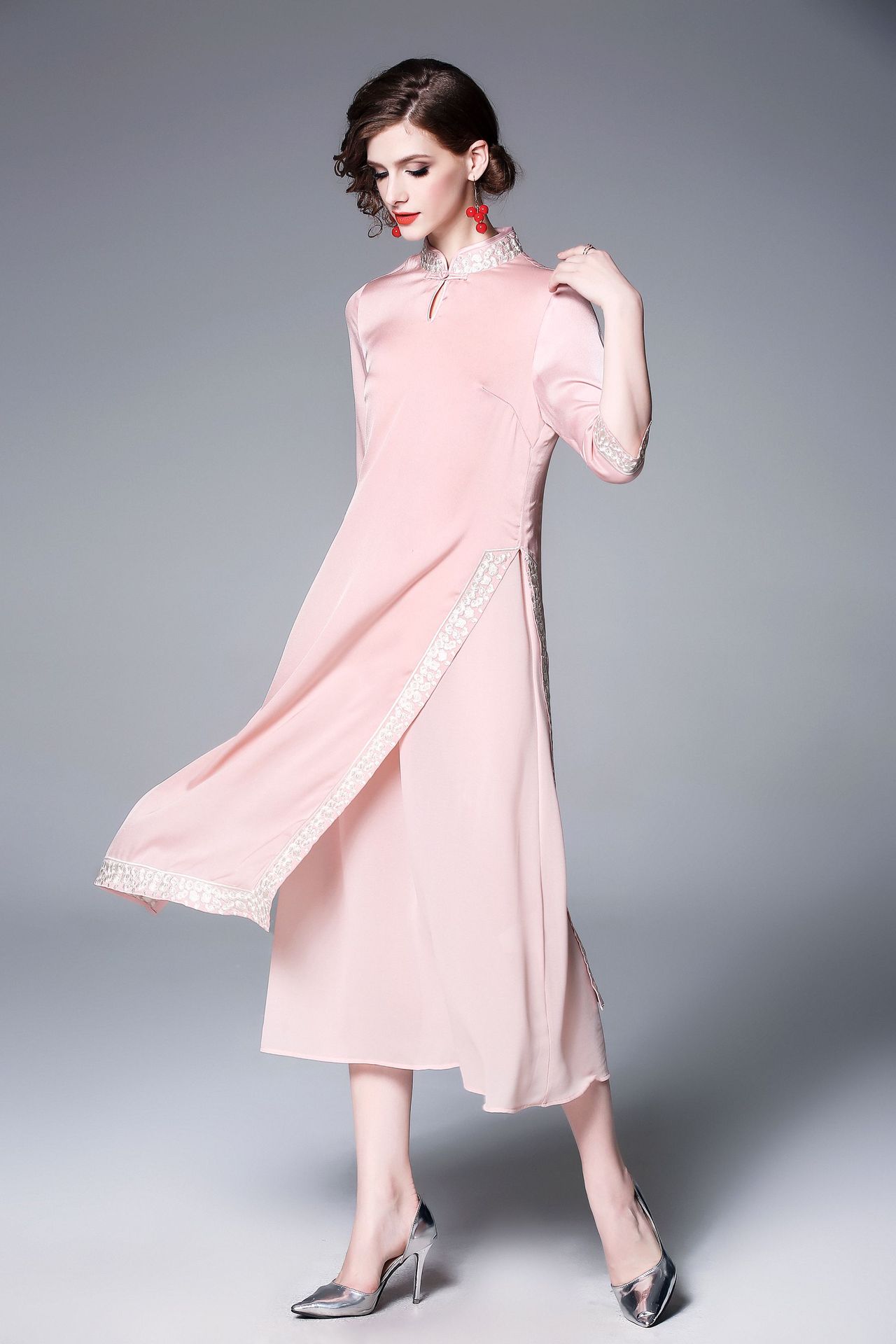 2019早春女装新款时尚气质立领日常显瘦改良刺绣中式连衣裙旗袍