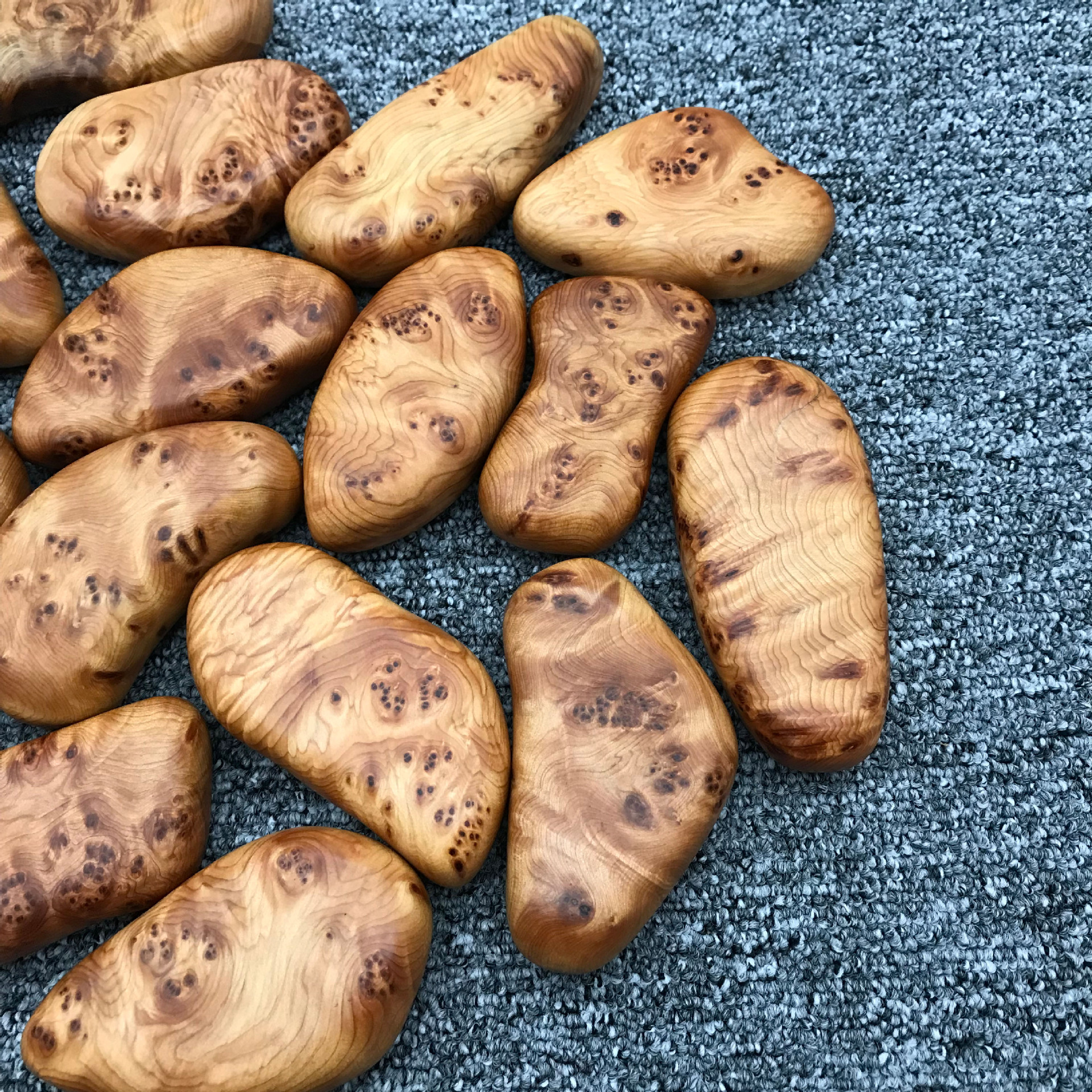 四川凉山料崖柏随型手把件 高油性清香带榴疤木质摆件工艺品 批发