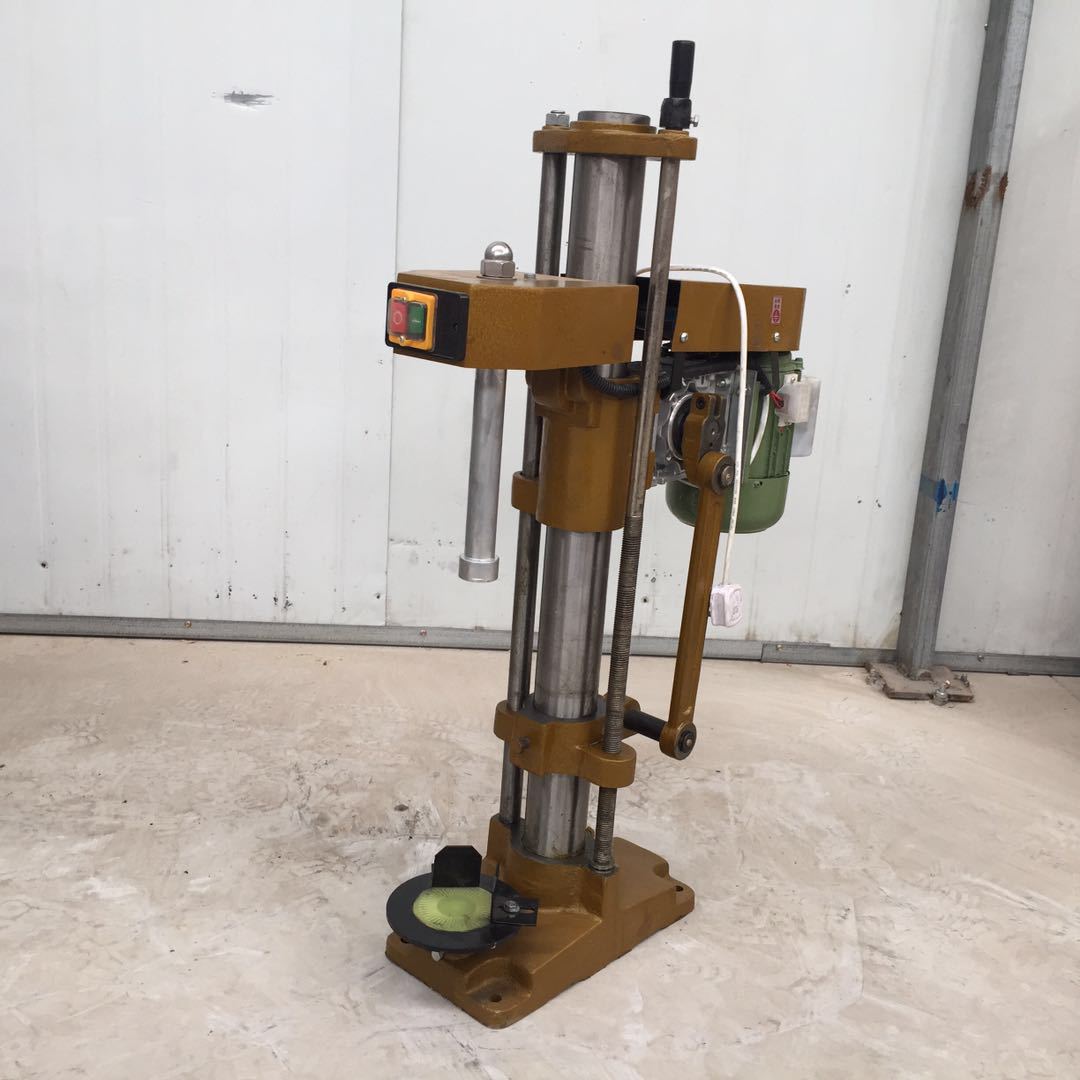 批发现货小型啤酒瓶压盖机 半自动旋盖机 玻璃瓶铝盖封口机 郑州