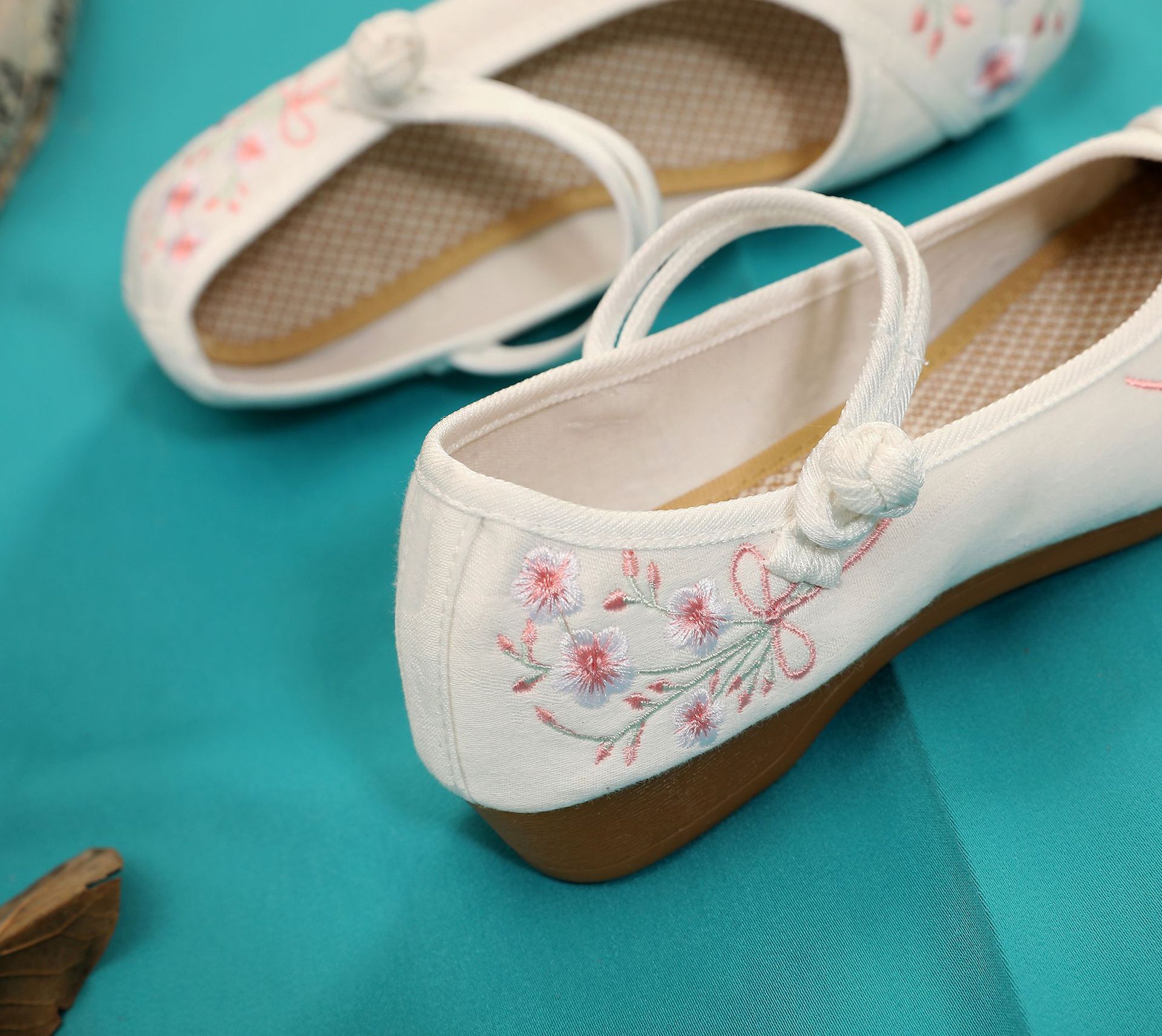 2019新款女汉服鞋子春夏老北京布鞋中国风绣花鞋民族风女鞋广场舞