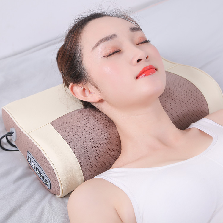 Девушка В Офисе Делает Массаж Шеи Вибратором