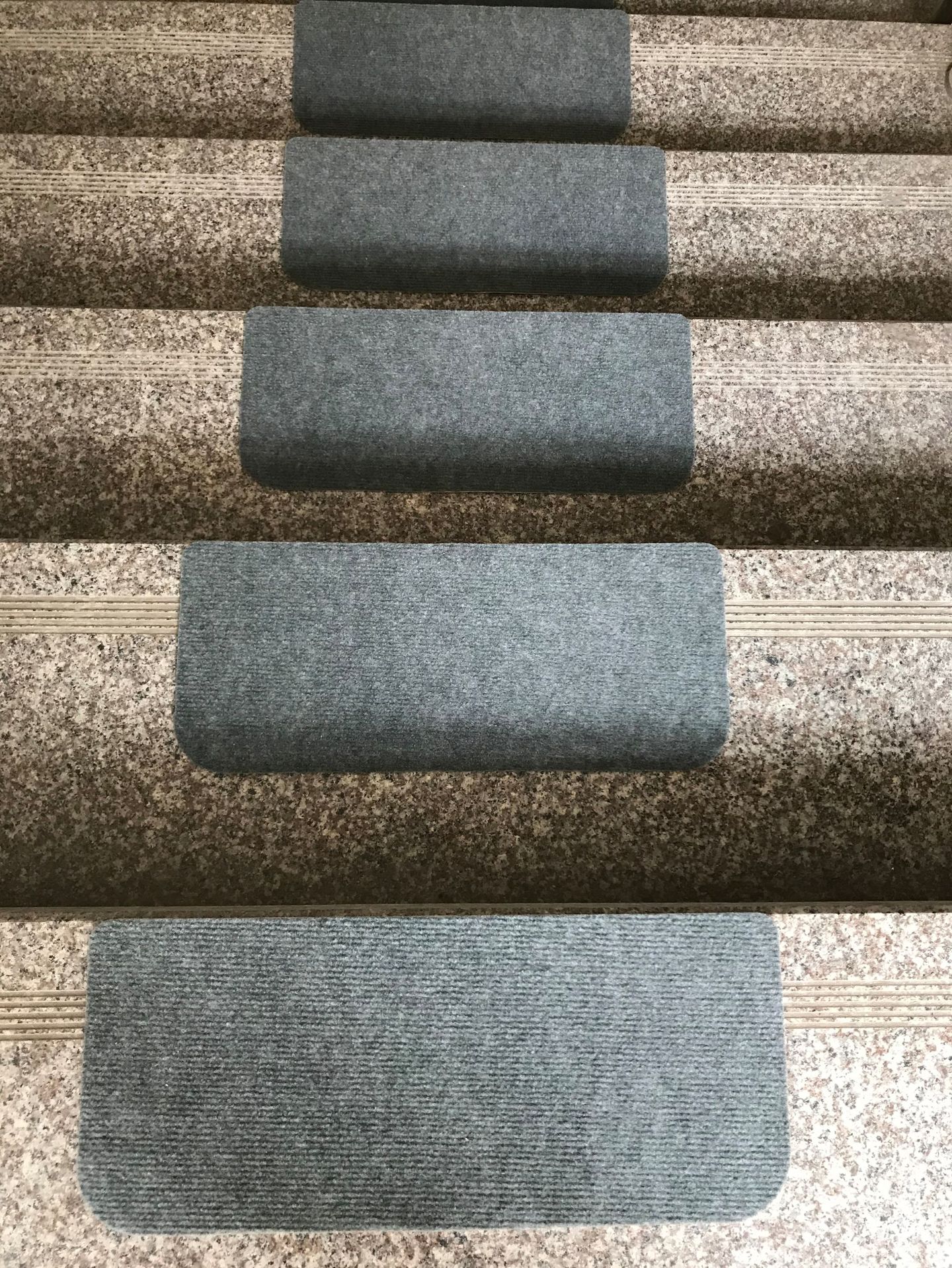 跨境专供自粘免胶pvc条纹地毯布 楼梯垫 免洗 可裁剪 一件代发