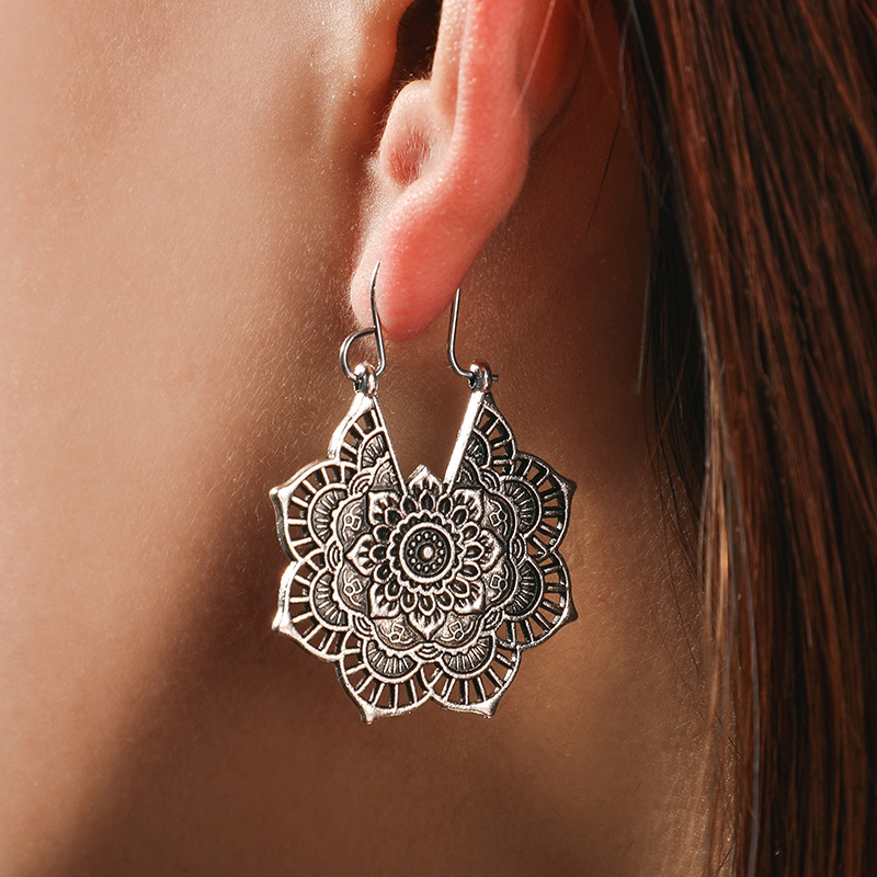 European and American Foreign Trade Ornament Retro Ethnic Style Metal Hollow Flower Flower Earrings Bohemian Carved Earrings