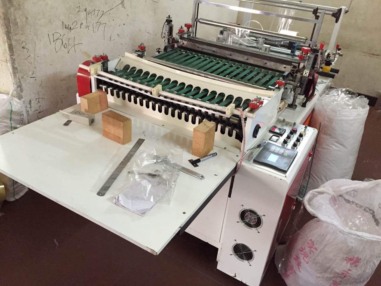 供应 全自动一体式高效opp透明包装袋制袋机 1000热切边封制袋机