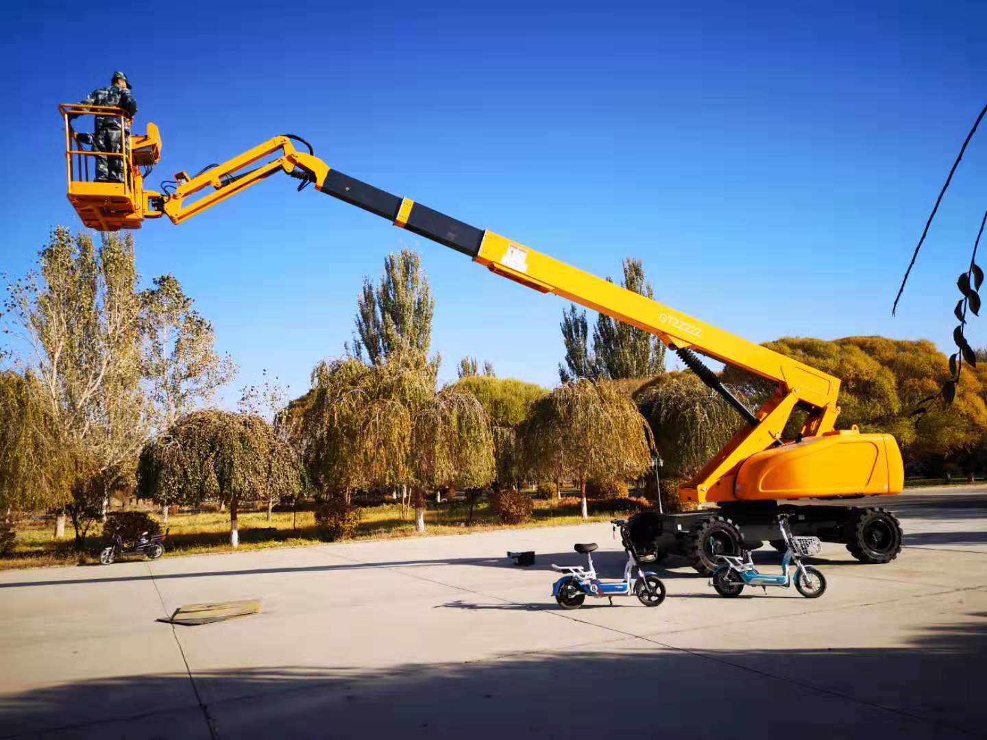 20米 路灯维修 自行曲臂式升降车 自行走曲臂升降机