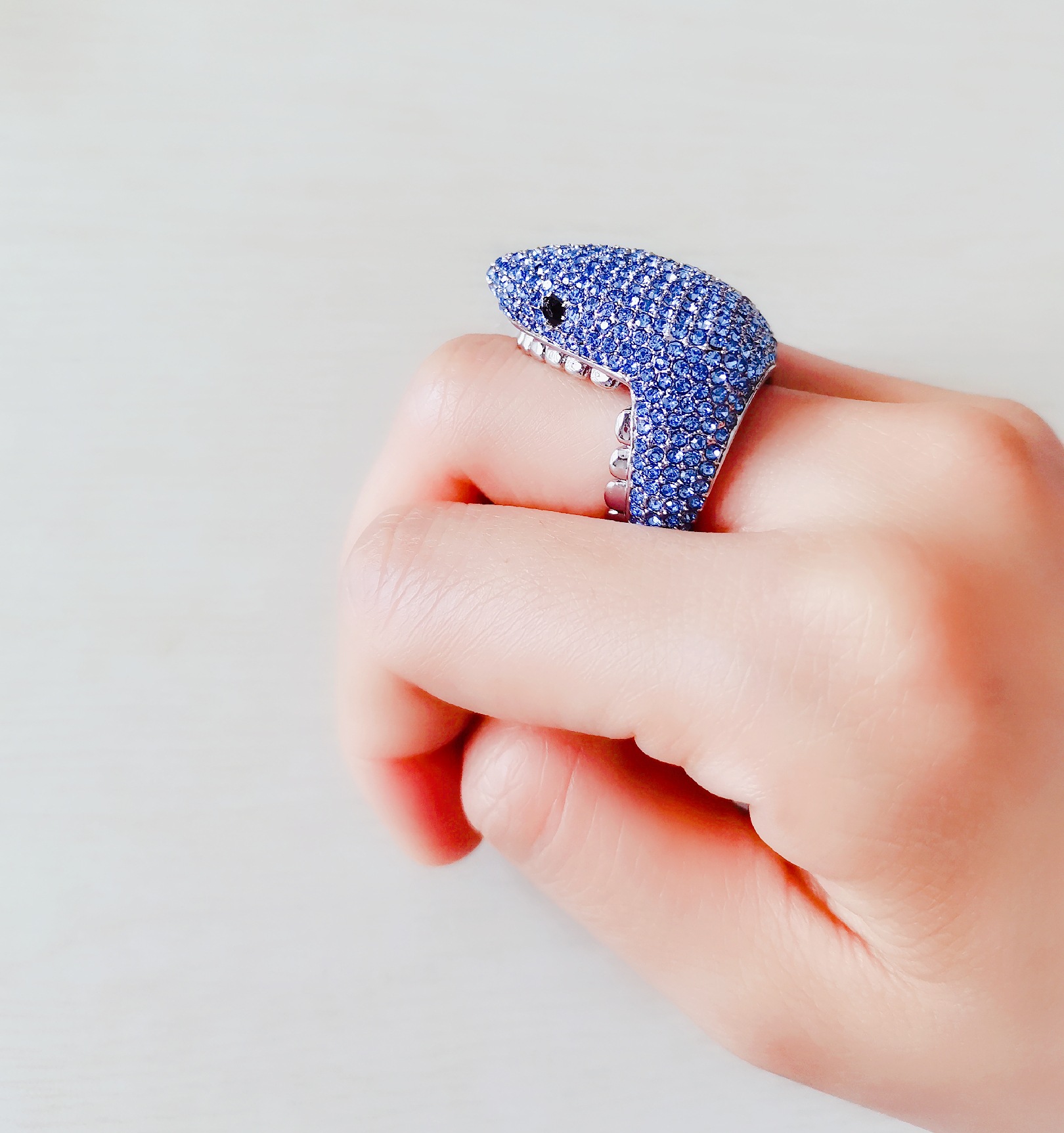 热卖款 简约时尚 蓝色鲨鱼镶钻戒指 小鱼牙齿指环 礼物