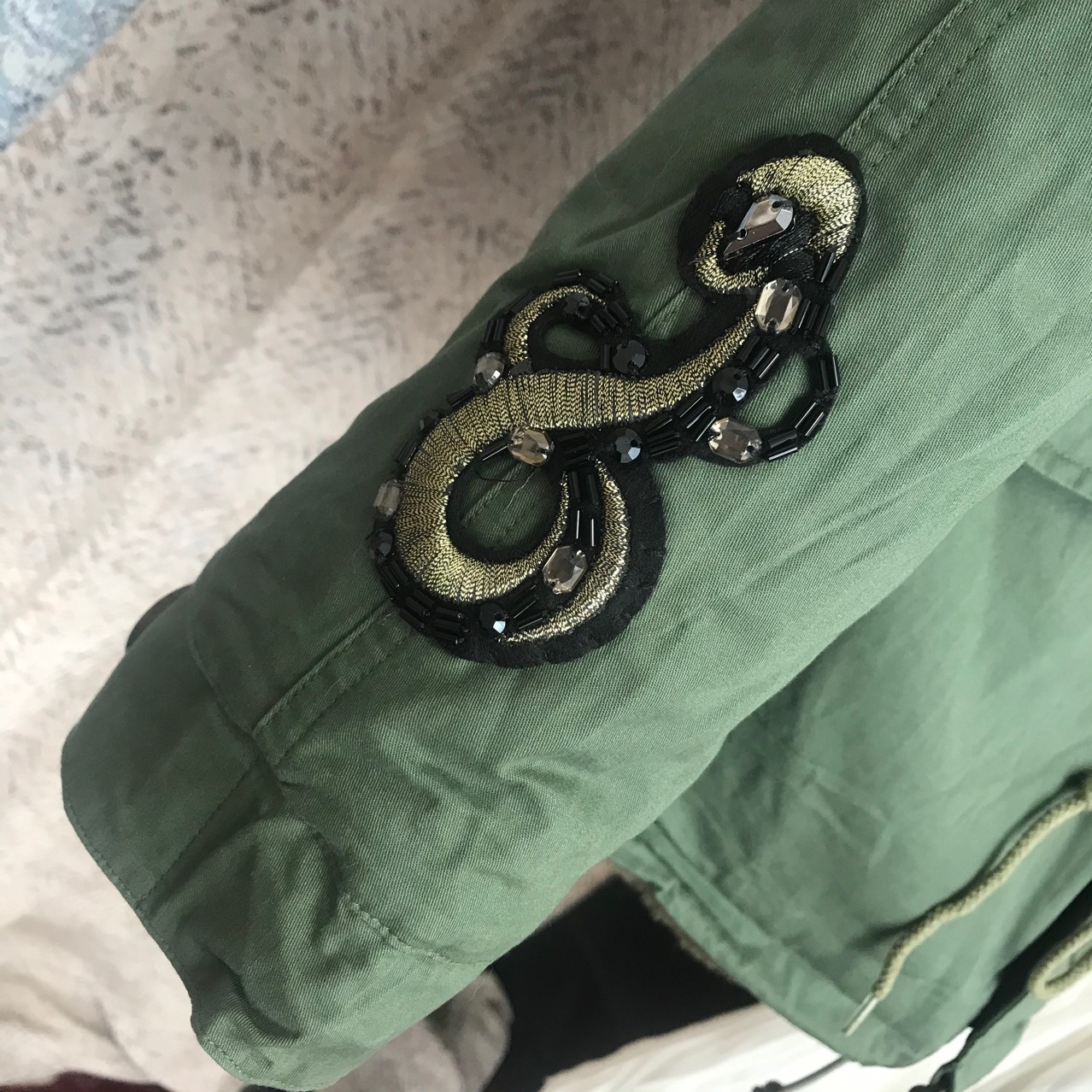 2019秋冬新款女式手工蛇珠款军绿色皮草派克服时尚棉服可定制