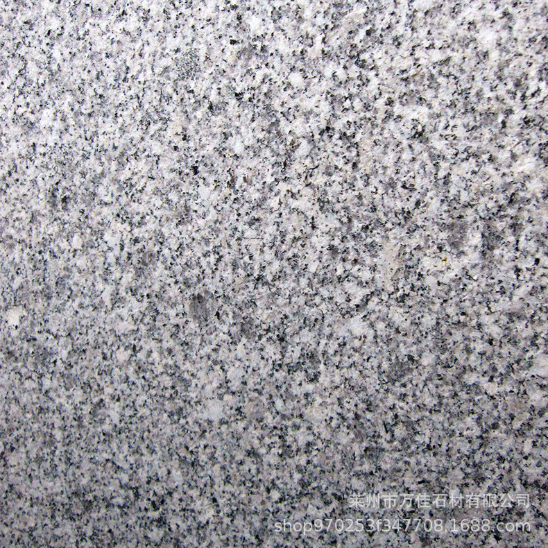 颗粒结构,块状构造,矿石呈灰黑色或是芝麻灰色,自然石组成矿物主要为